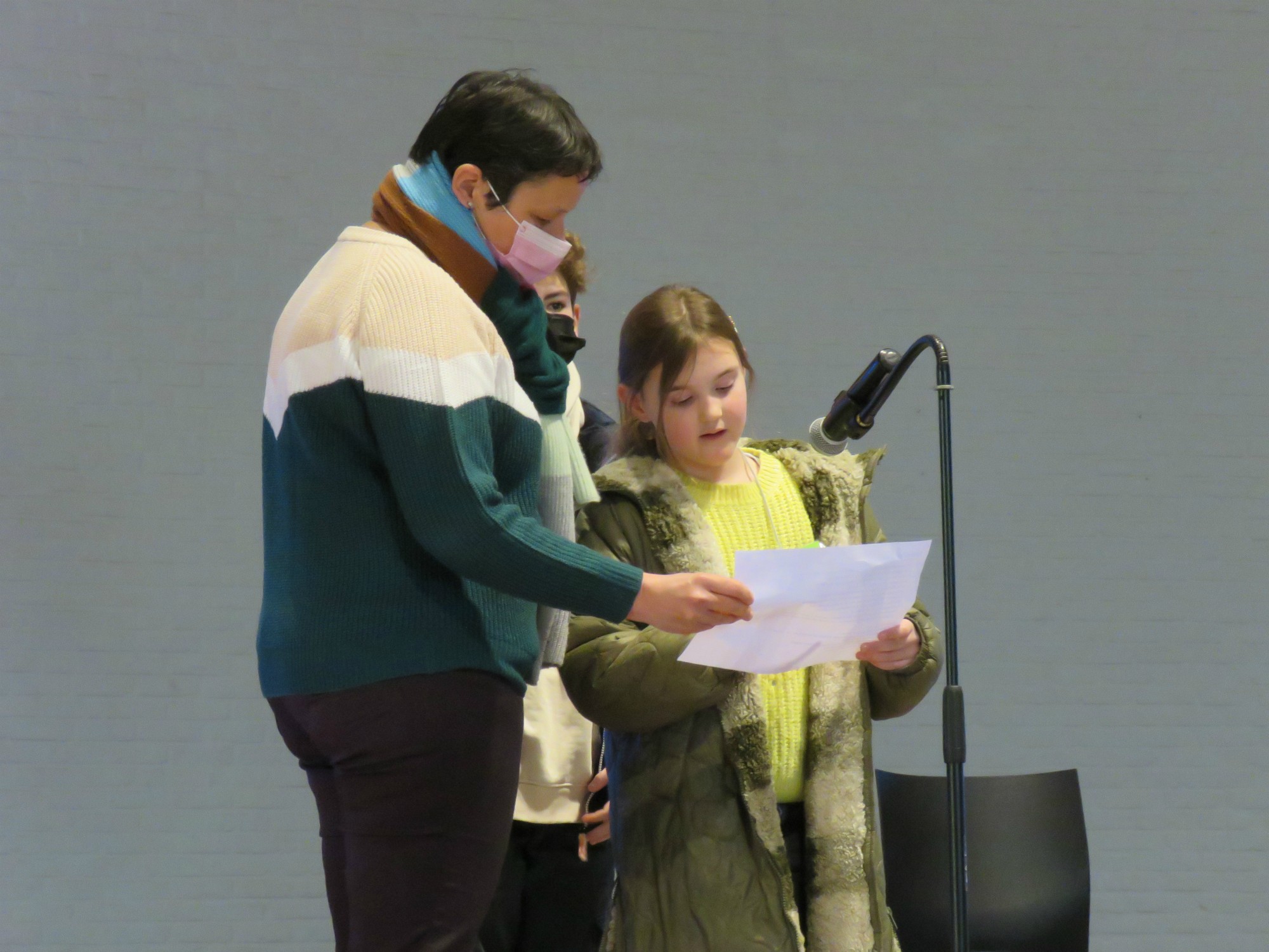 Het openingswoord door een eerste communicant en vormeling