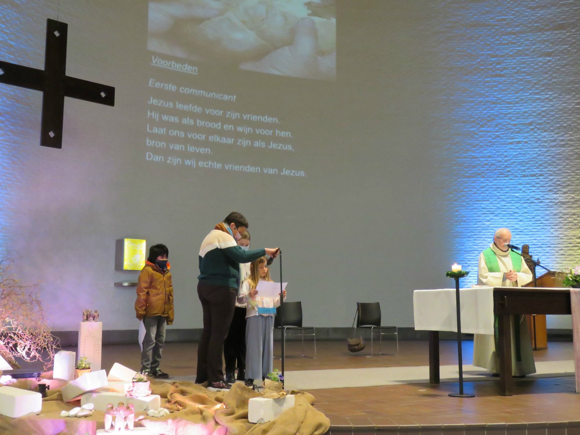 Voorbeden door eerste communicanten en vormelingen