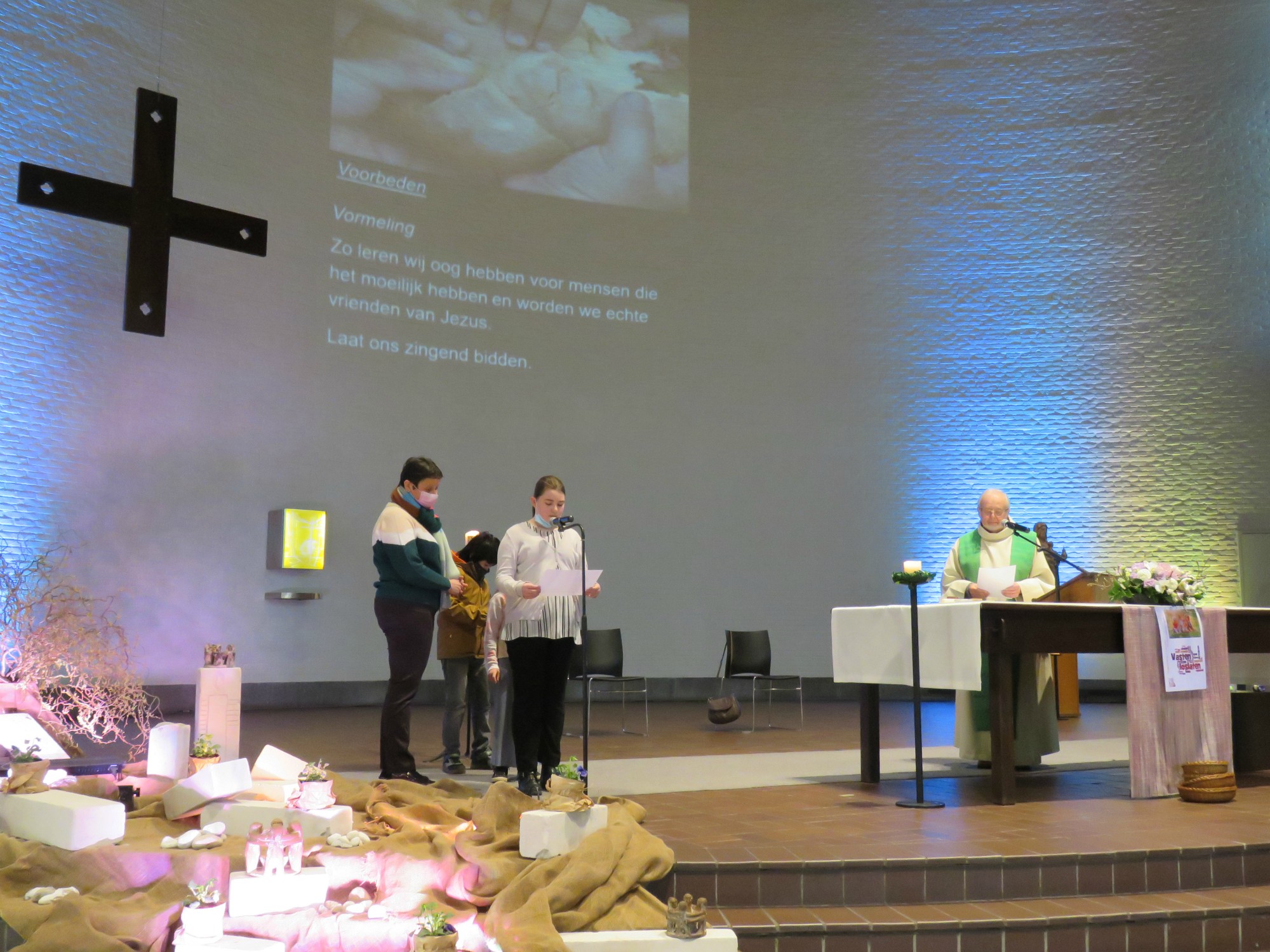 Voorbeden door eerste communicanten en vormelingen