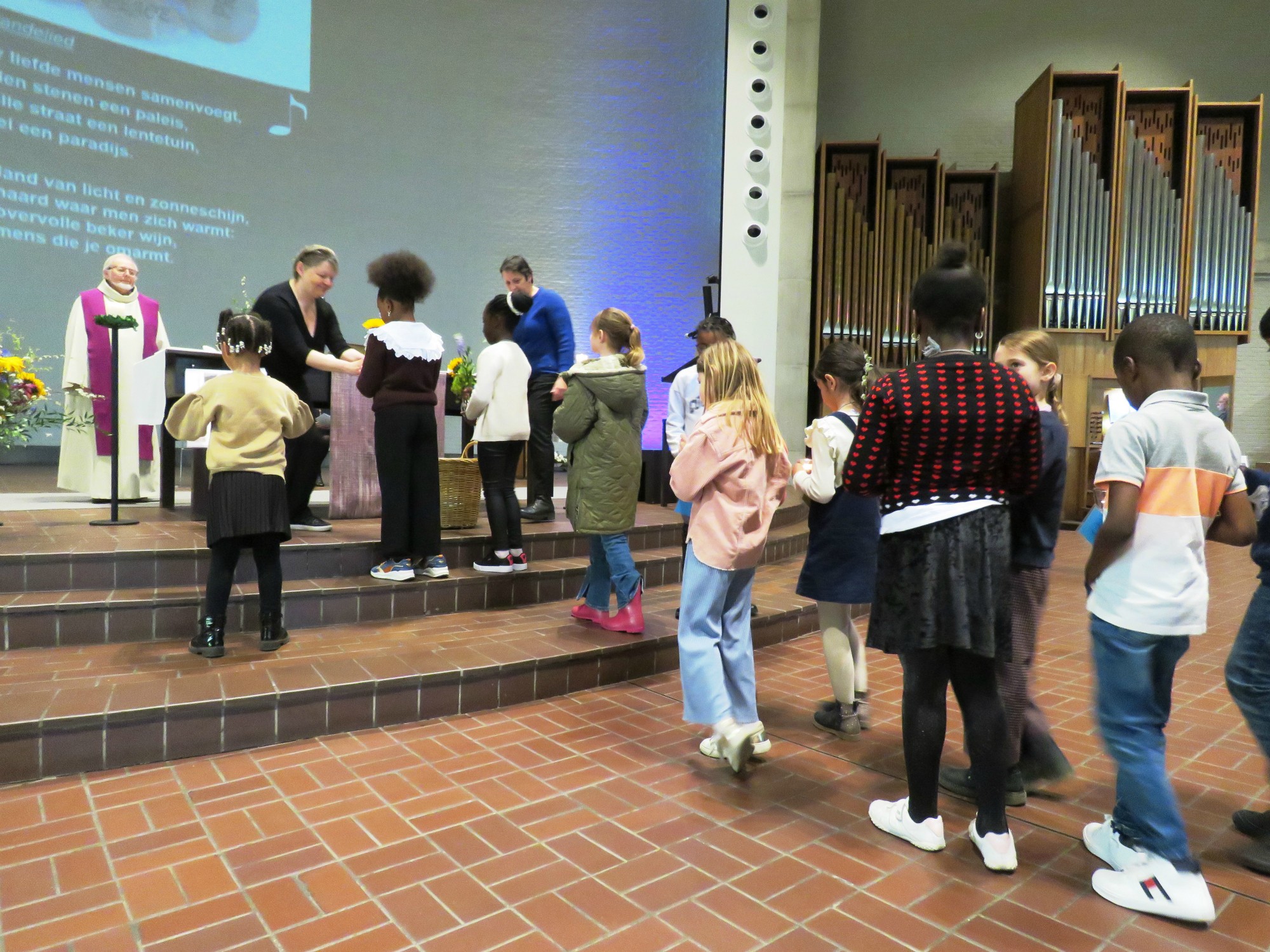 Offerande door eerste communicanten en vormelingen