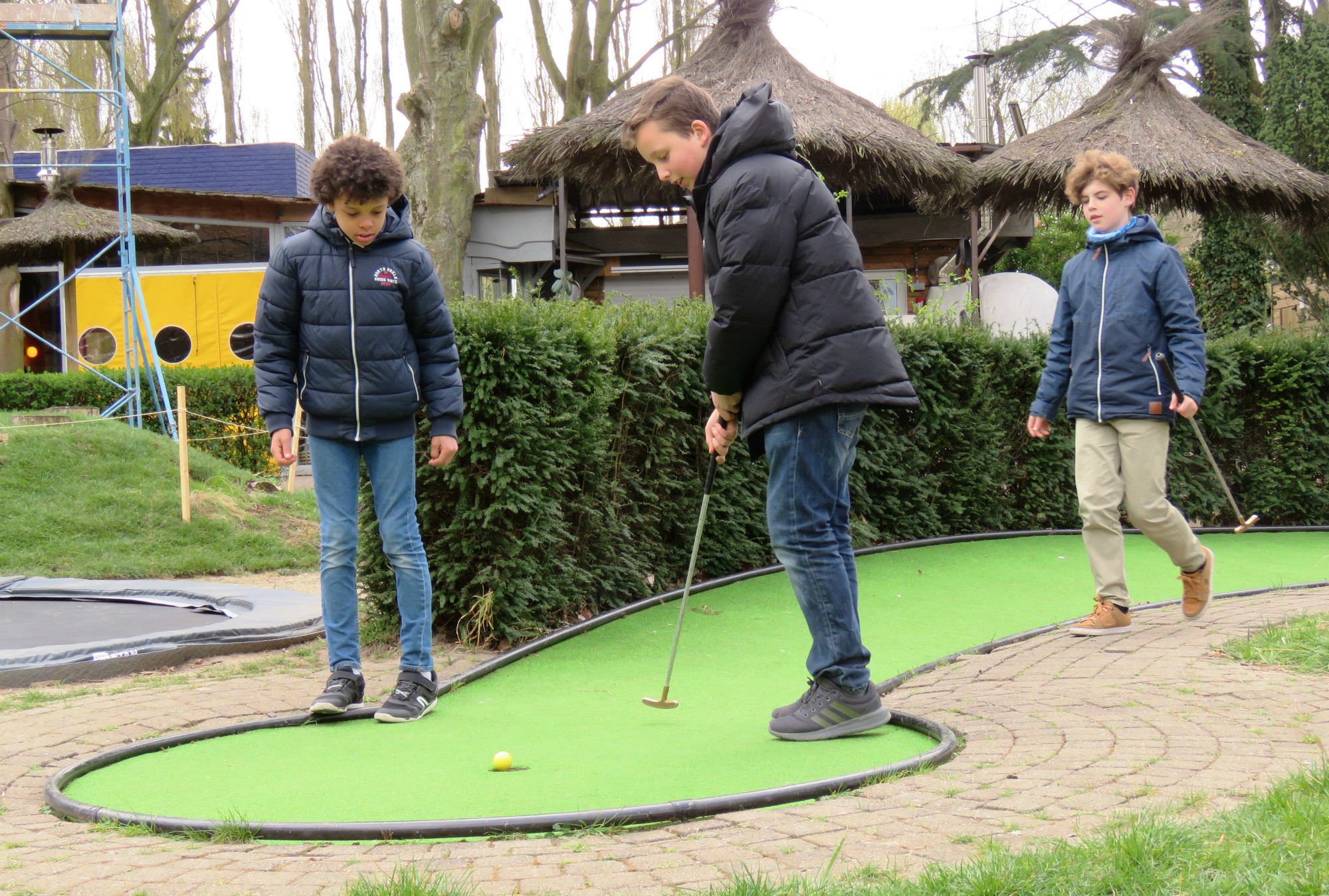 Een partijtje minigolf in Minigolf Beatrijs op Linkeroever
