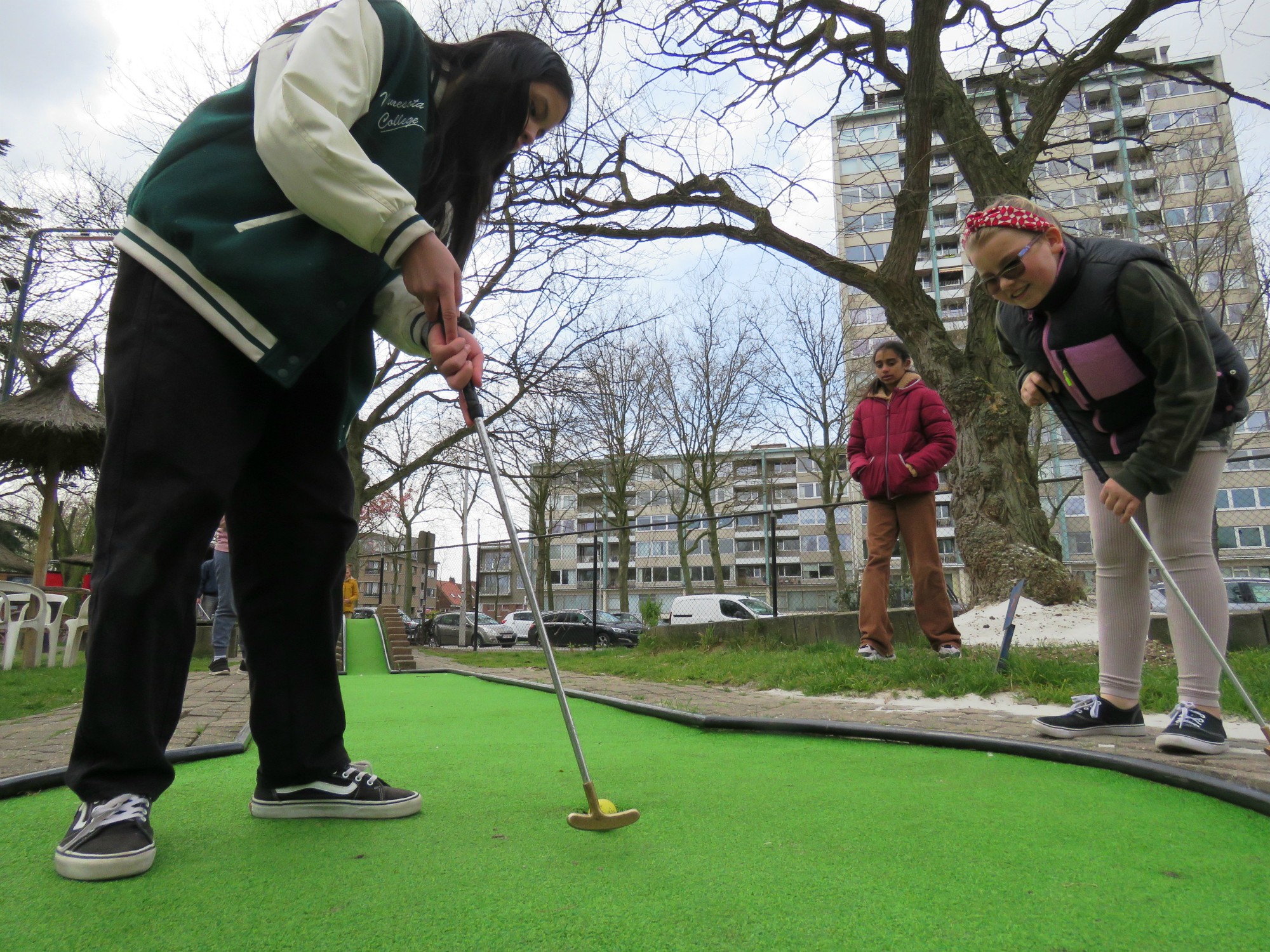 Een partijtje minigolf in Minigolf Beatrijs op Linkeroever