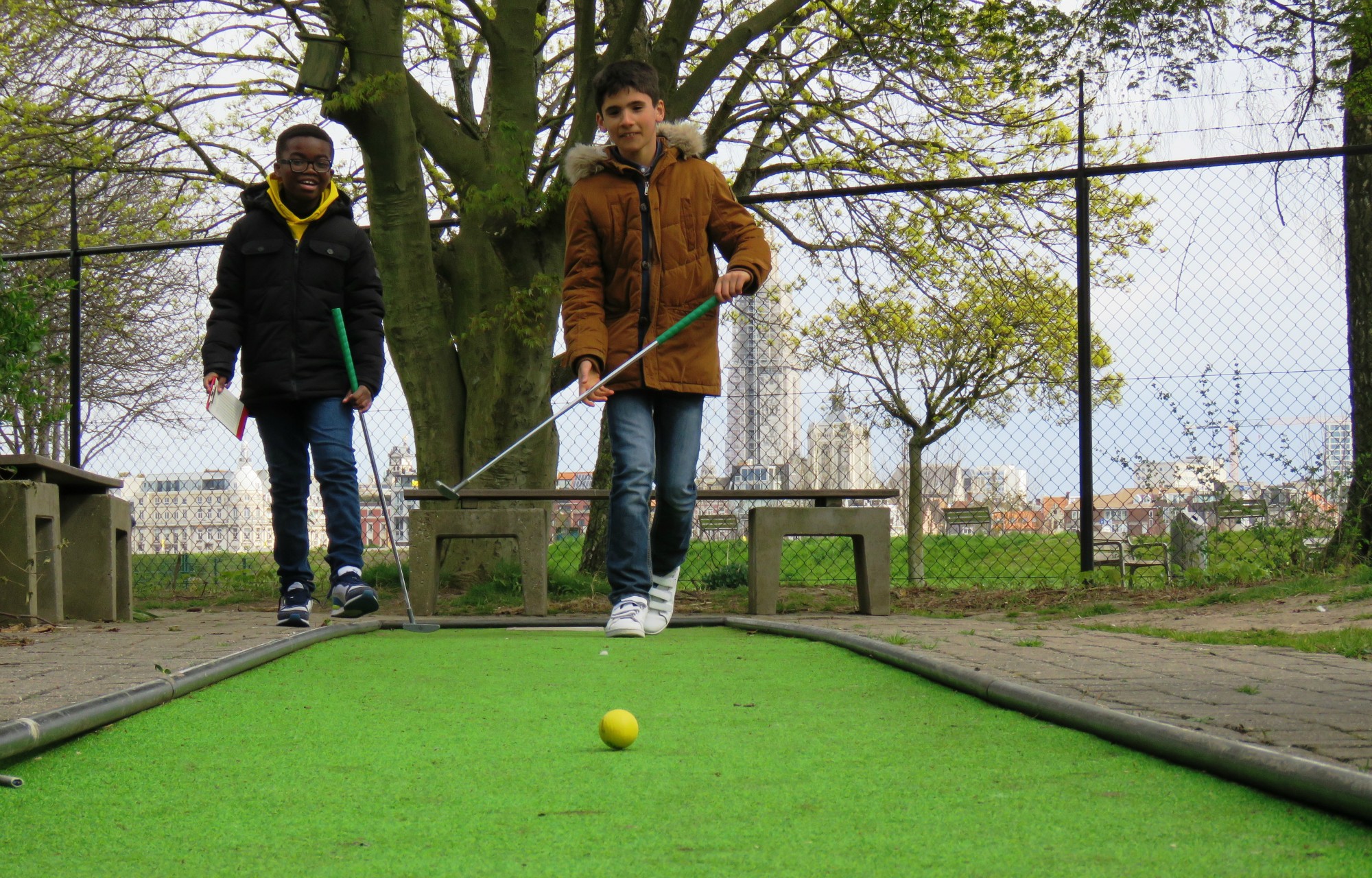 Een partijtje minigolf in Minigolf Beatrijs op Linkeroever