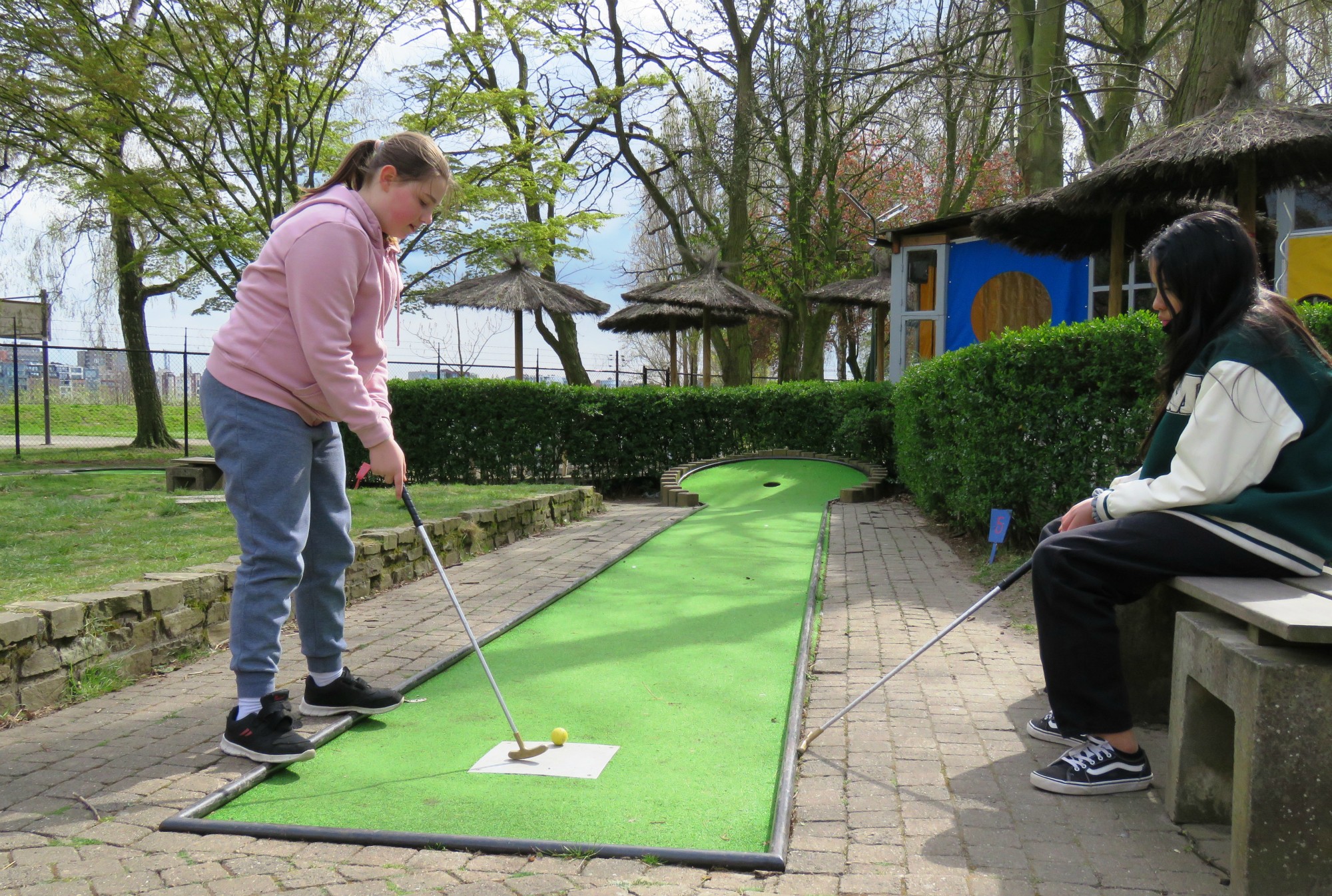 Een partijtje minigolf in Minigolf Beatrijs op Linkeroever