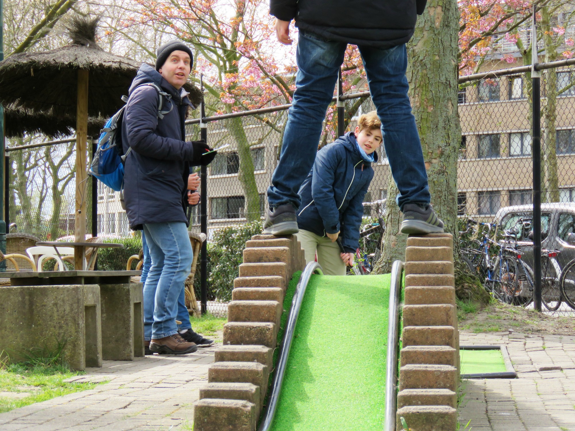 Een partijtje minigolf in Minigolf Beatrijs op Linkeroever