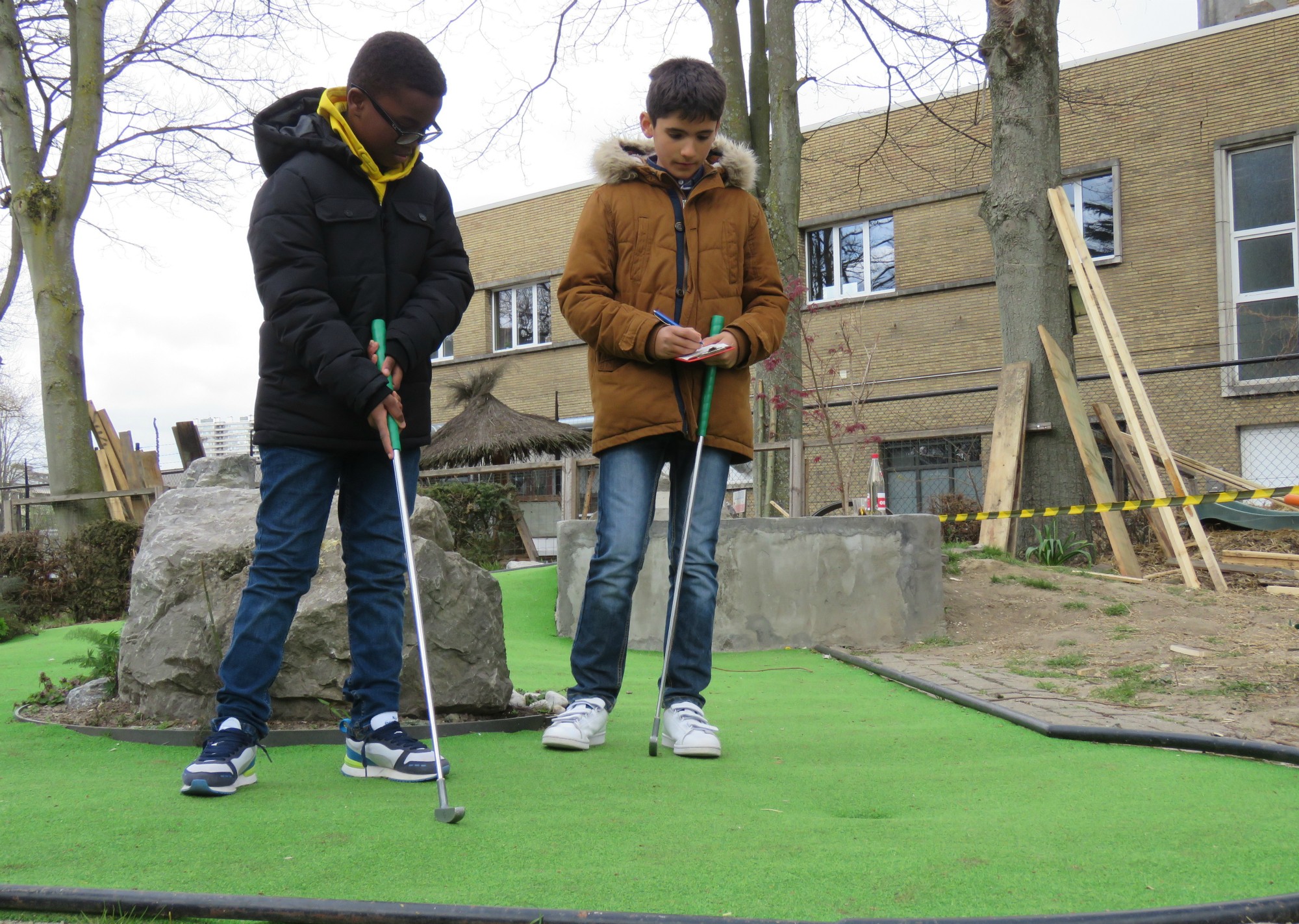 Een partijtje minigolf in Minigolf Beatrijs op Linkeroever