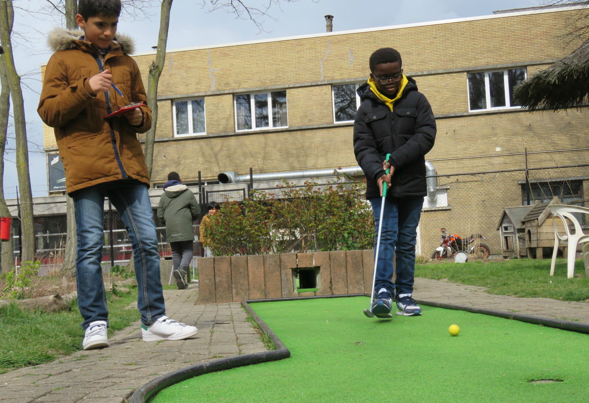 Een partijtje minigolf in Minigolf Beatrijs op Linkeroever