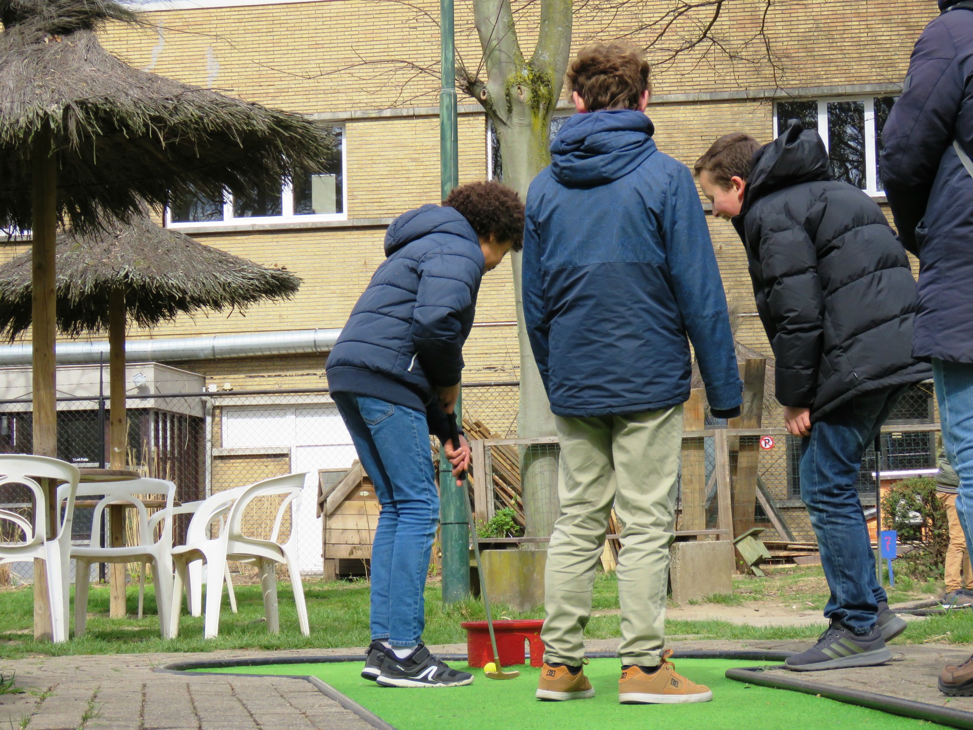 Een partijtje minigolf in Minigolf Beatrijs op Linkeroever