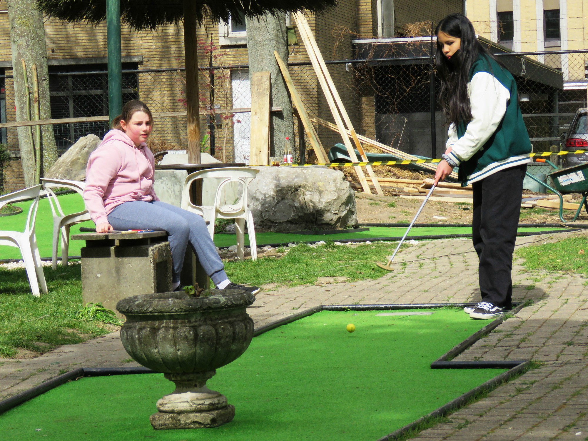 Een partijtje minigolf in Minigolf Beatrijs op Linkeroever