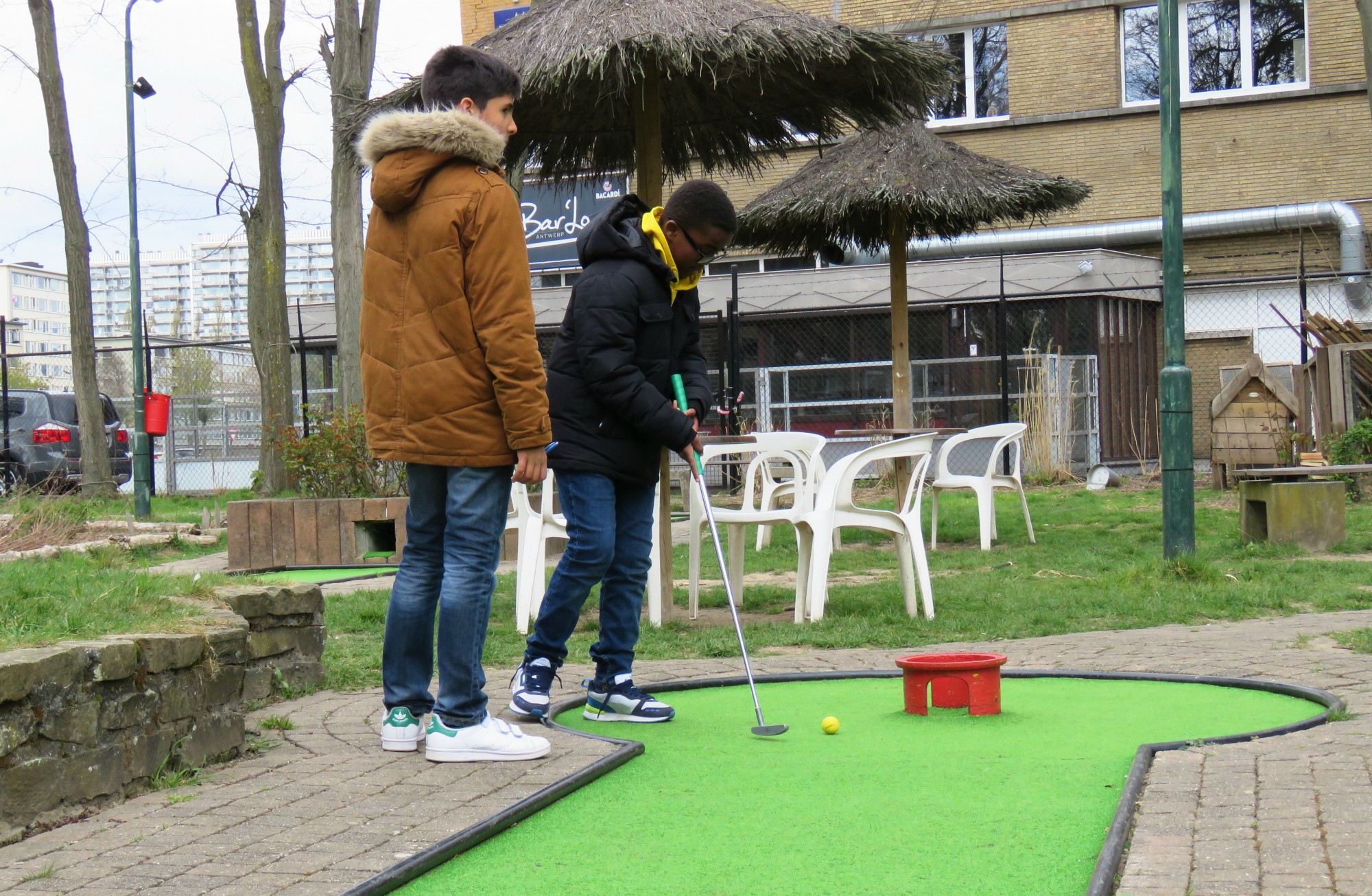 Een partijtje minigolf in Minigolf Beatrijs op Linkeroever