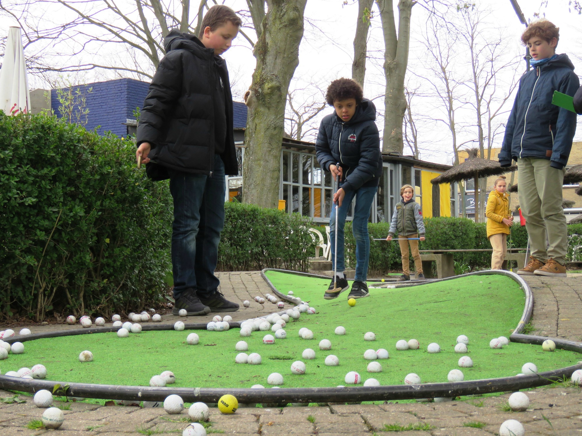 Een partijtje minigolf in Minigolf Beatrijs op Linkeroever