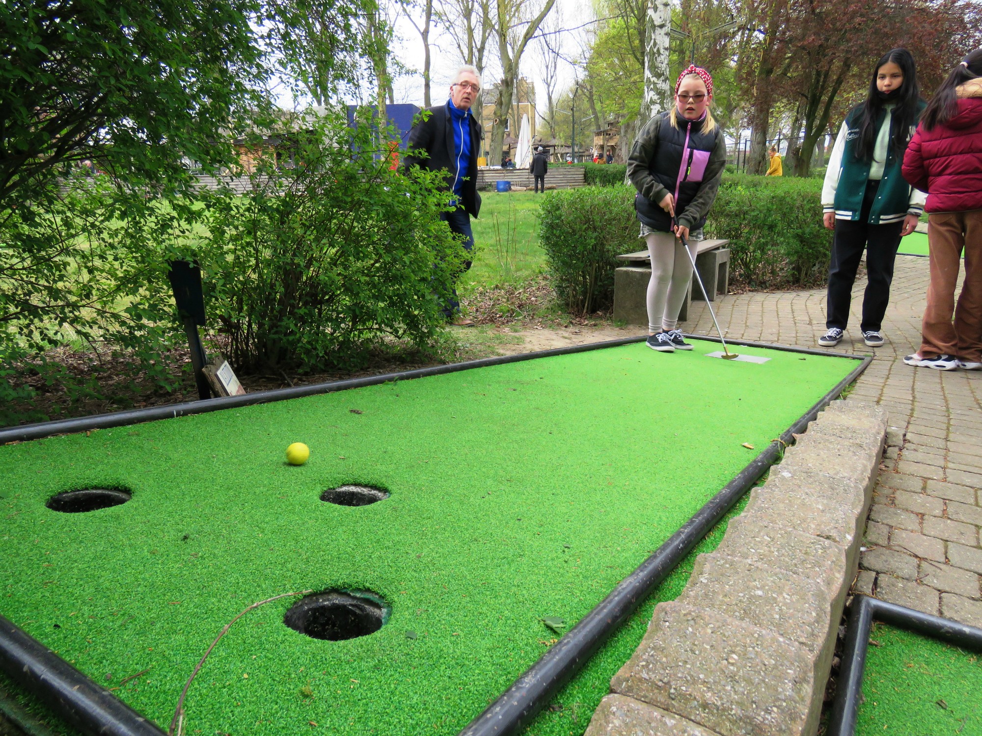 Een partijtje minigolf in Minigolf Beatrijs op Linkeroever