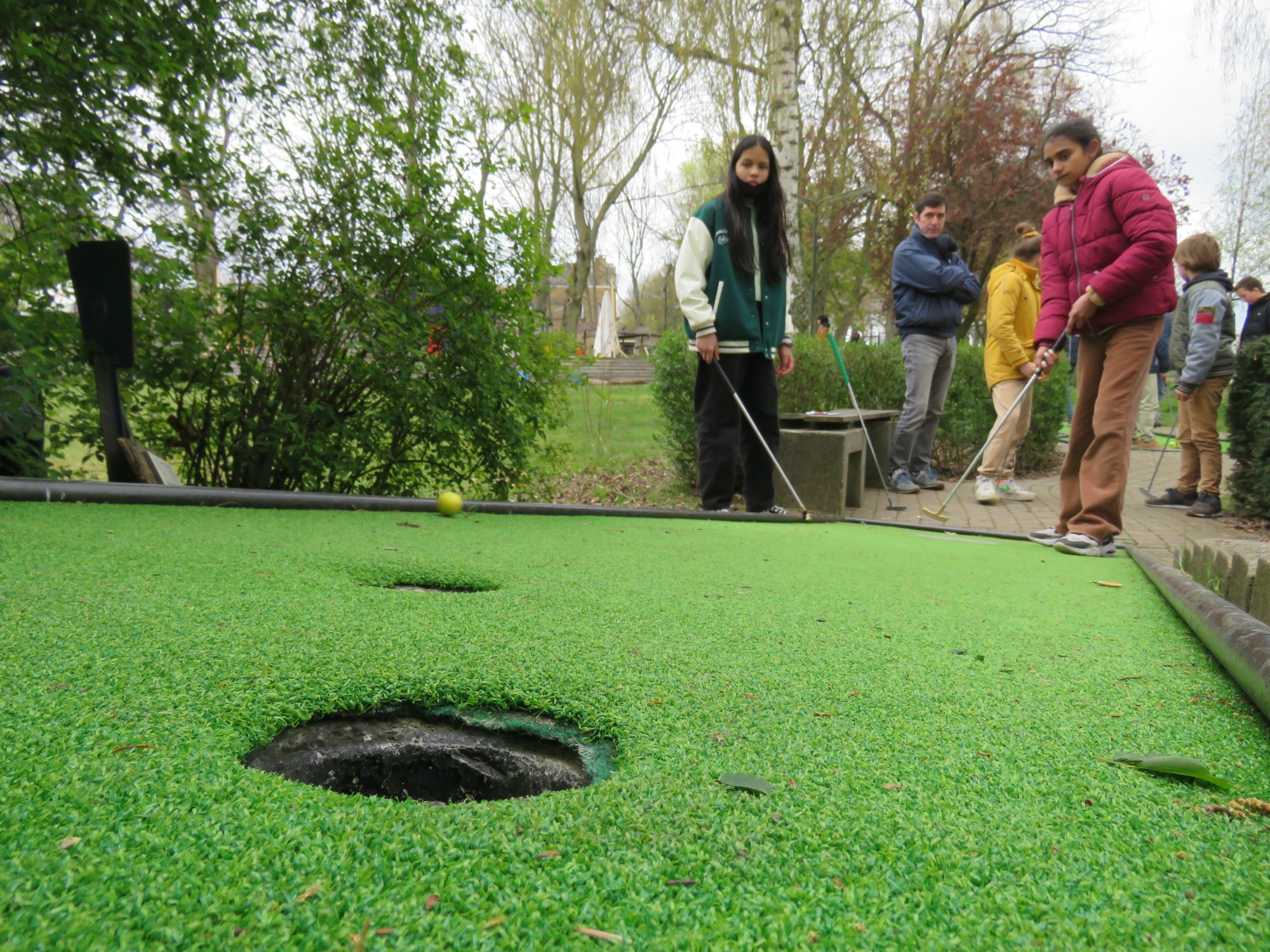 Een partijtje minigolf in Minigolf Beatrijs op Linkeroever