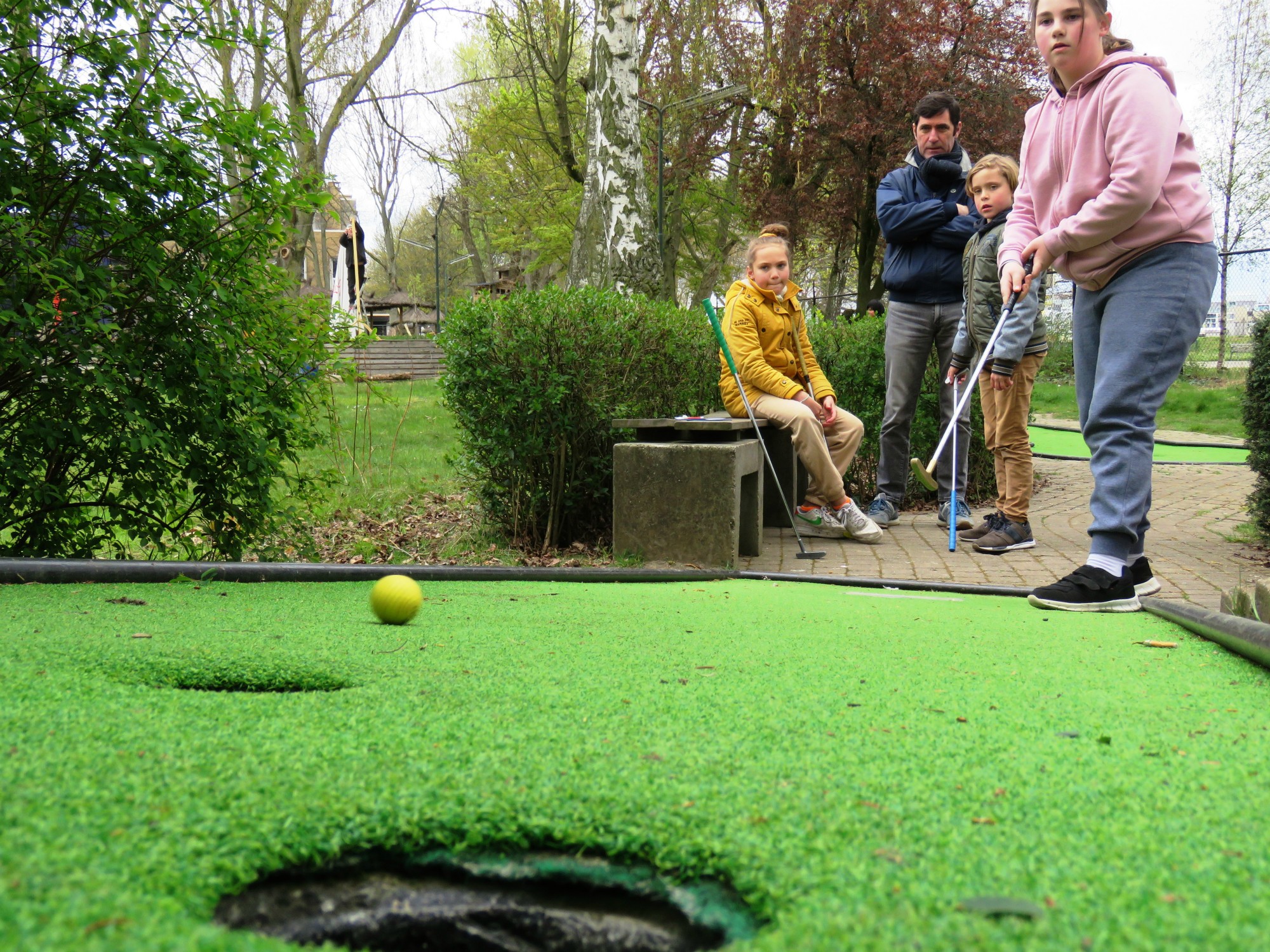 Een partijtje minigolf in Minigolf Beatrijs op Linkeroever