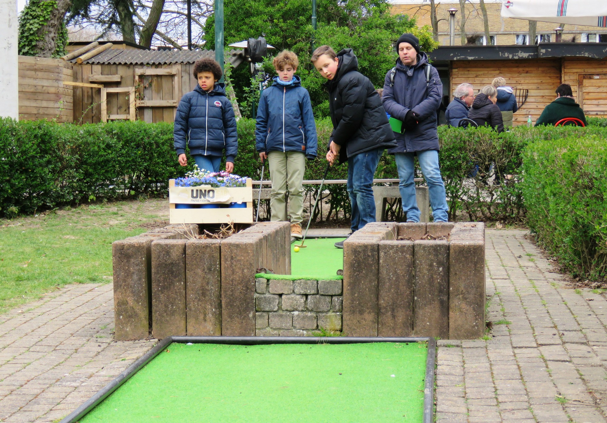 Een partijtje minigolf in Minigolf Beatrijs op Linkeroever