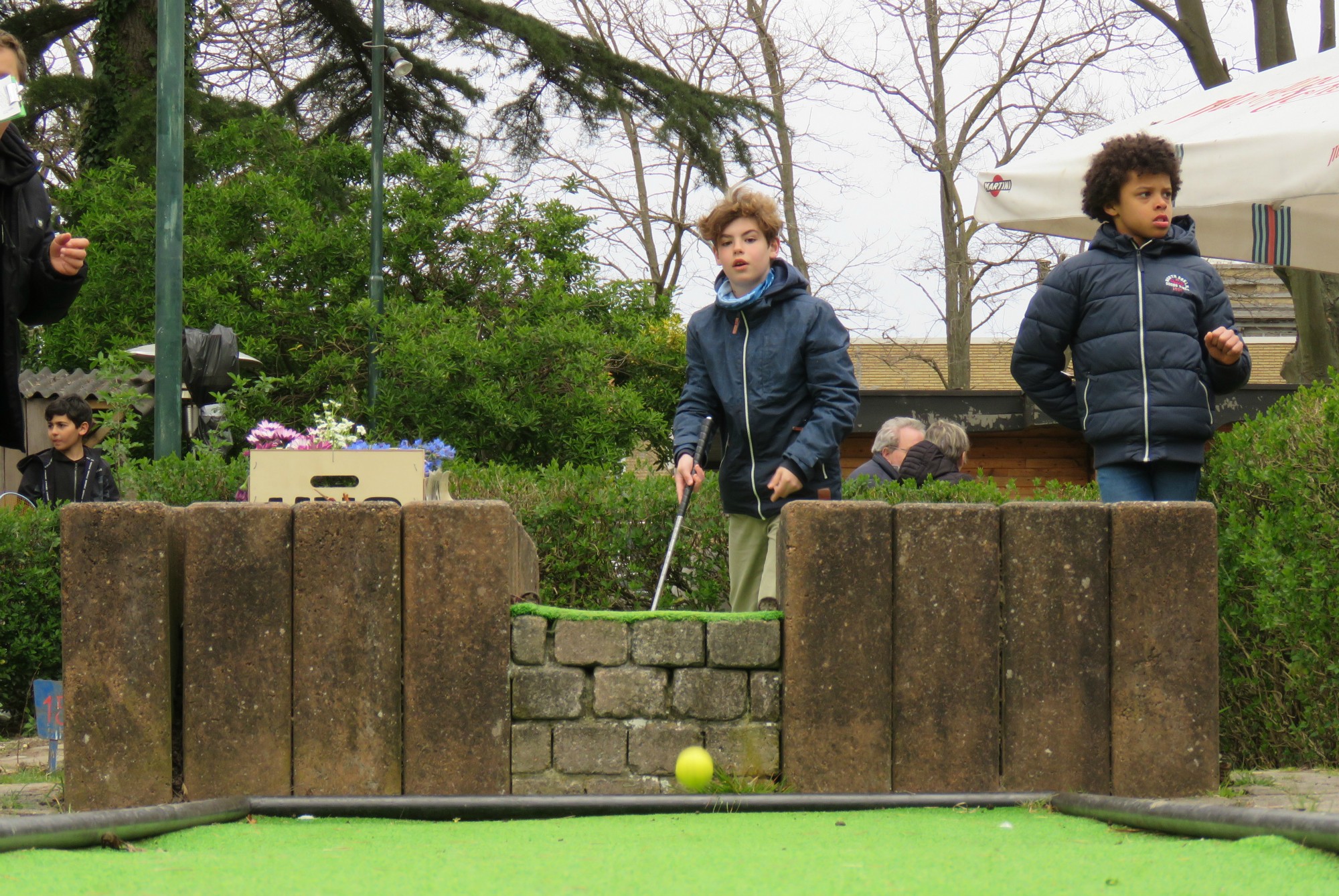 Een partijtje minigolf in Minigolf Beatrijs op Linkeroever
