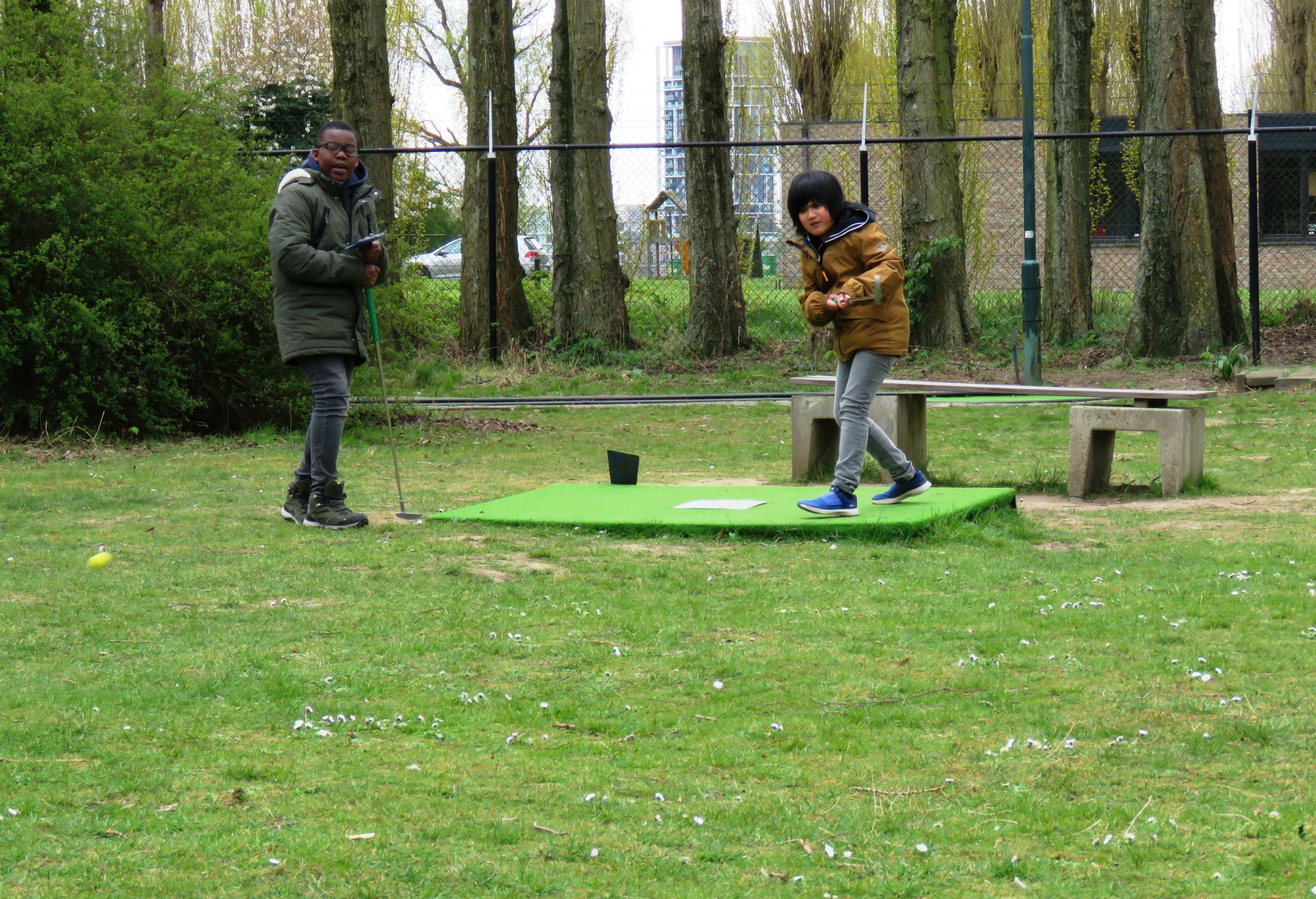 Een partijtje minigolf in Minigolf Beatrijs op Linkeroever