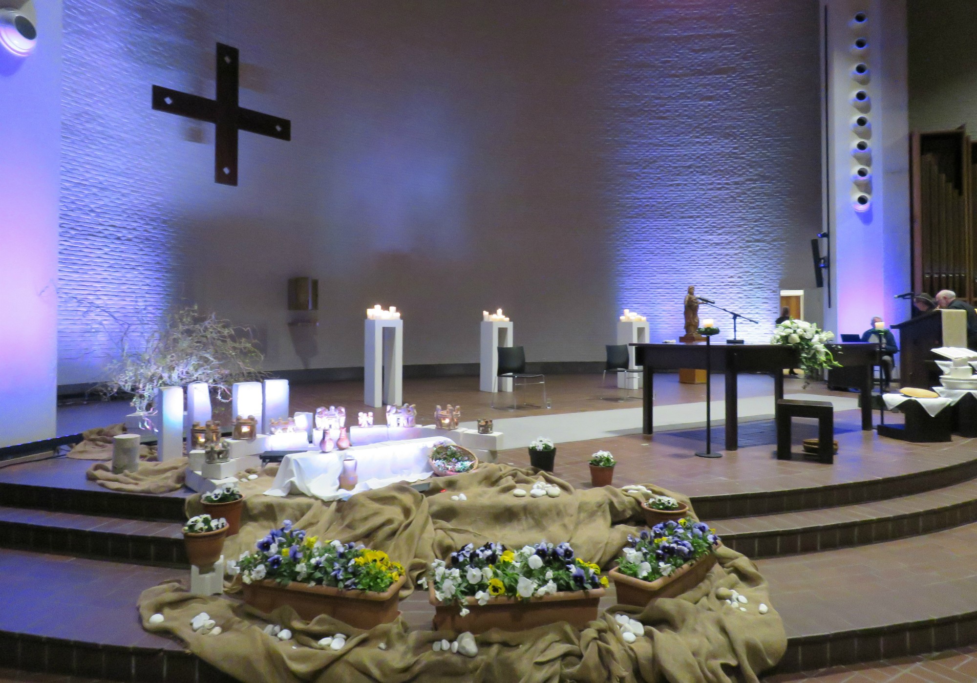 Sfeerbeel van de viering van Witte Donderdag - Sint-Anna-ten-Drieënkerk, Antwerpen Linkeroever