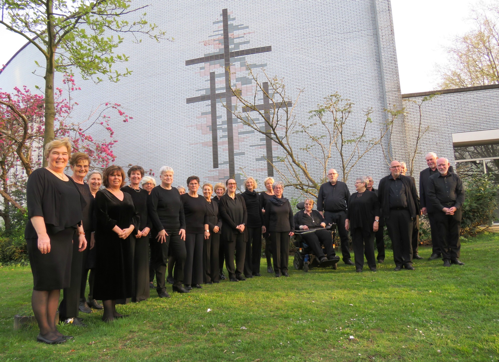 Sint-Annakoor - Poseert even voor de kerk