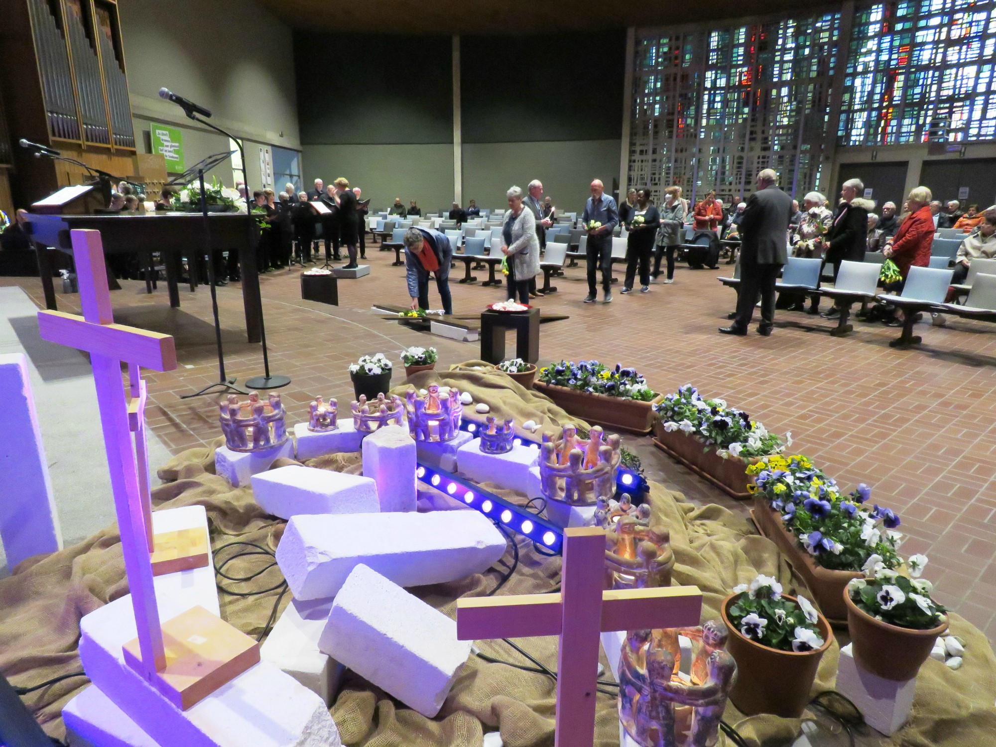 Kruisverering met bloemen en kaarsen