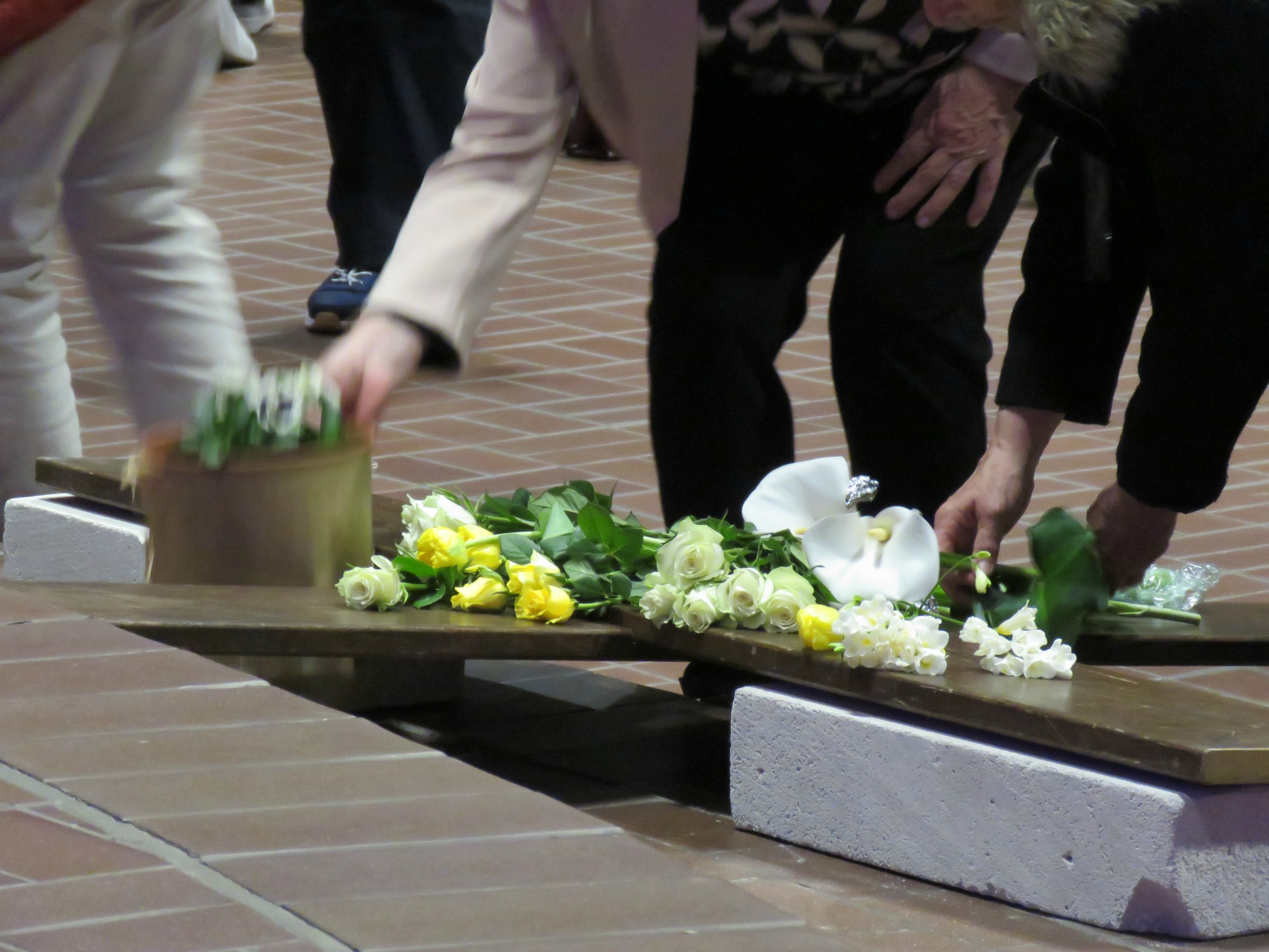 Kruisverering met bloemen en kaarsen