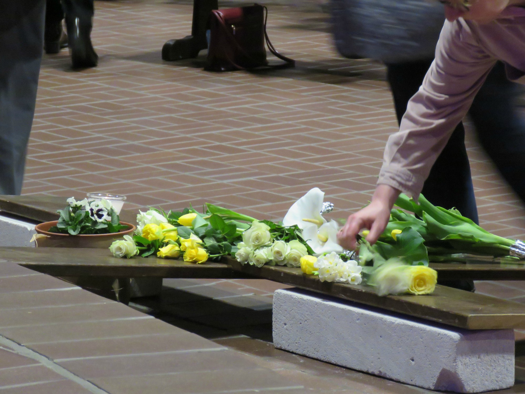 Kruisverering met bloemen en kaarsen