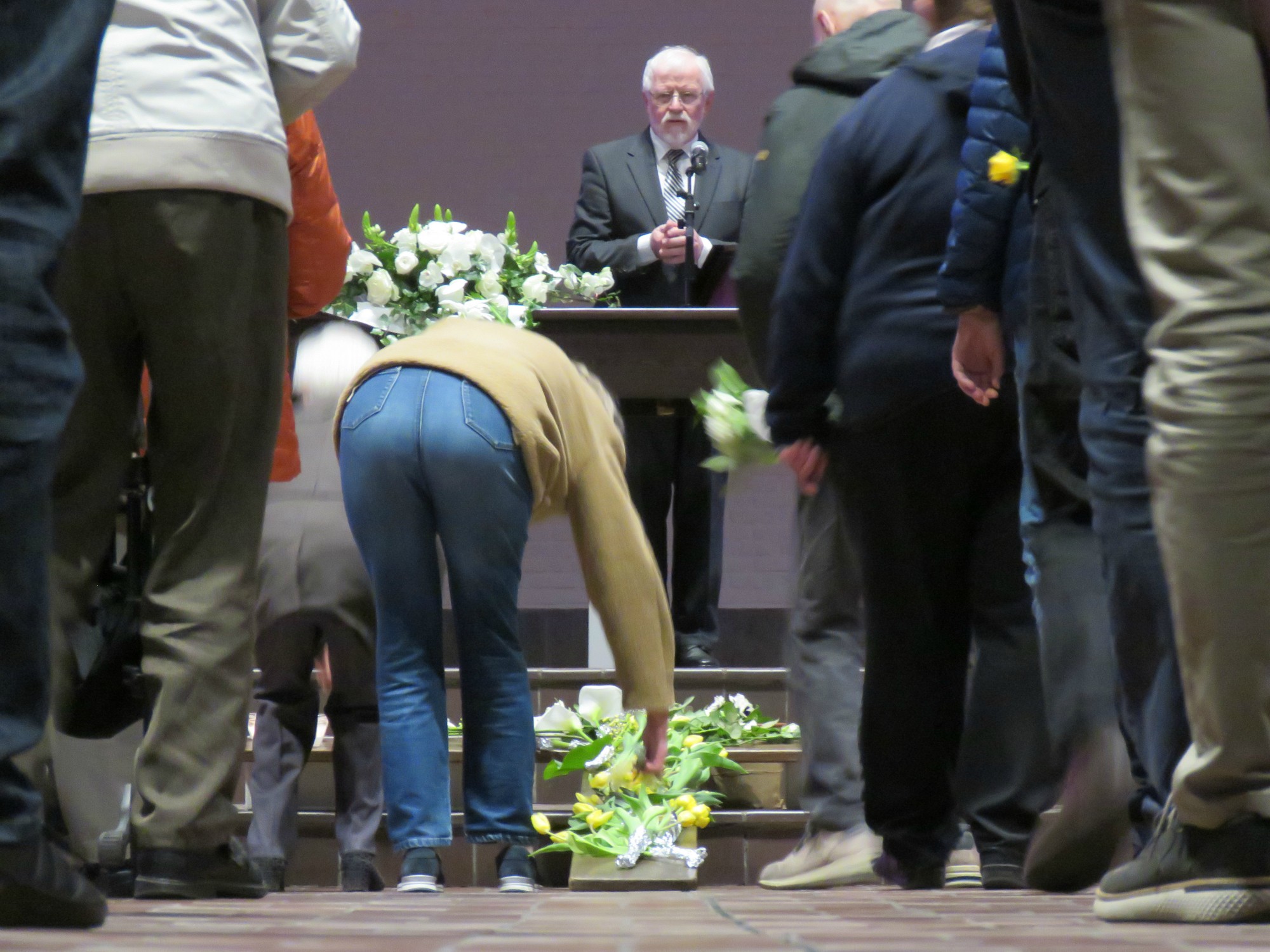 Kruisverering met bloemen en kaarsen