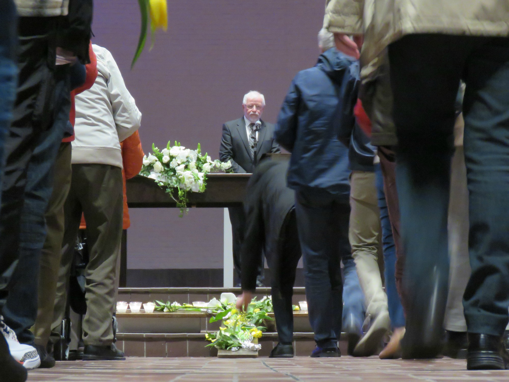 Kruisverering met bloemen en kaarsen