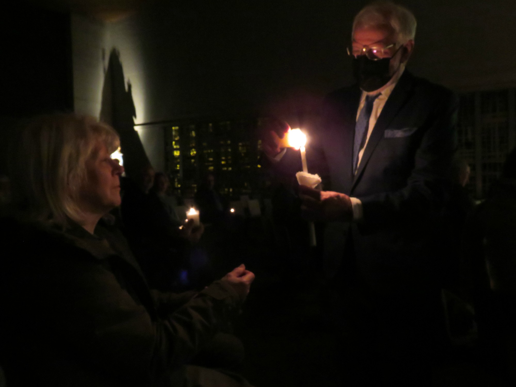 Paaswake - Hernieuwen van de doopbeloften met het paasvuur in de hand