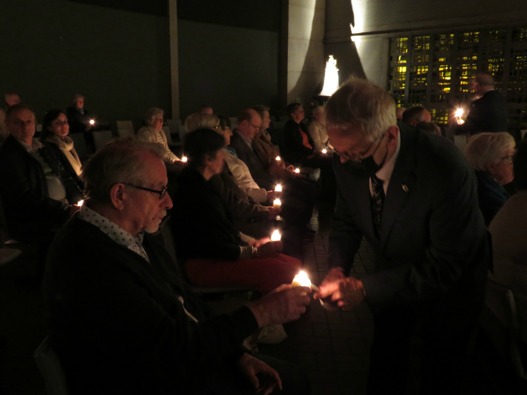 Paaswake - Hernieuwen van de doopbeloften met het paasvuur in de hand