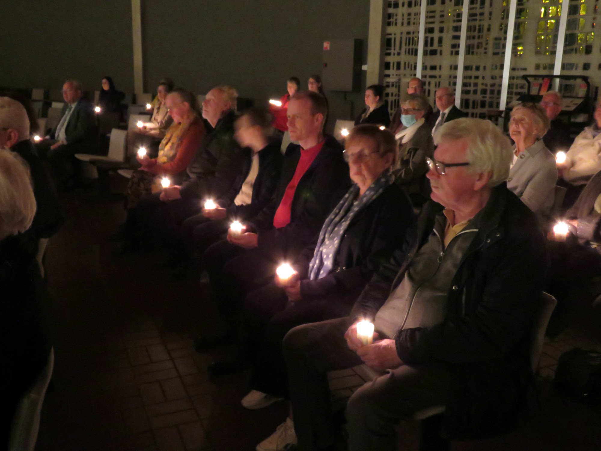 Paaswake - Hernieuwen van de doopbeloften met het paasvuur in de hand