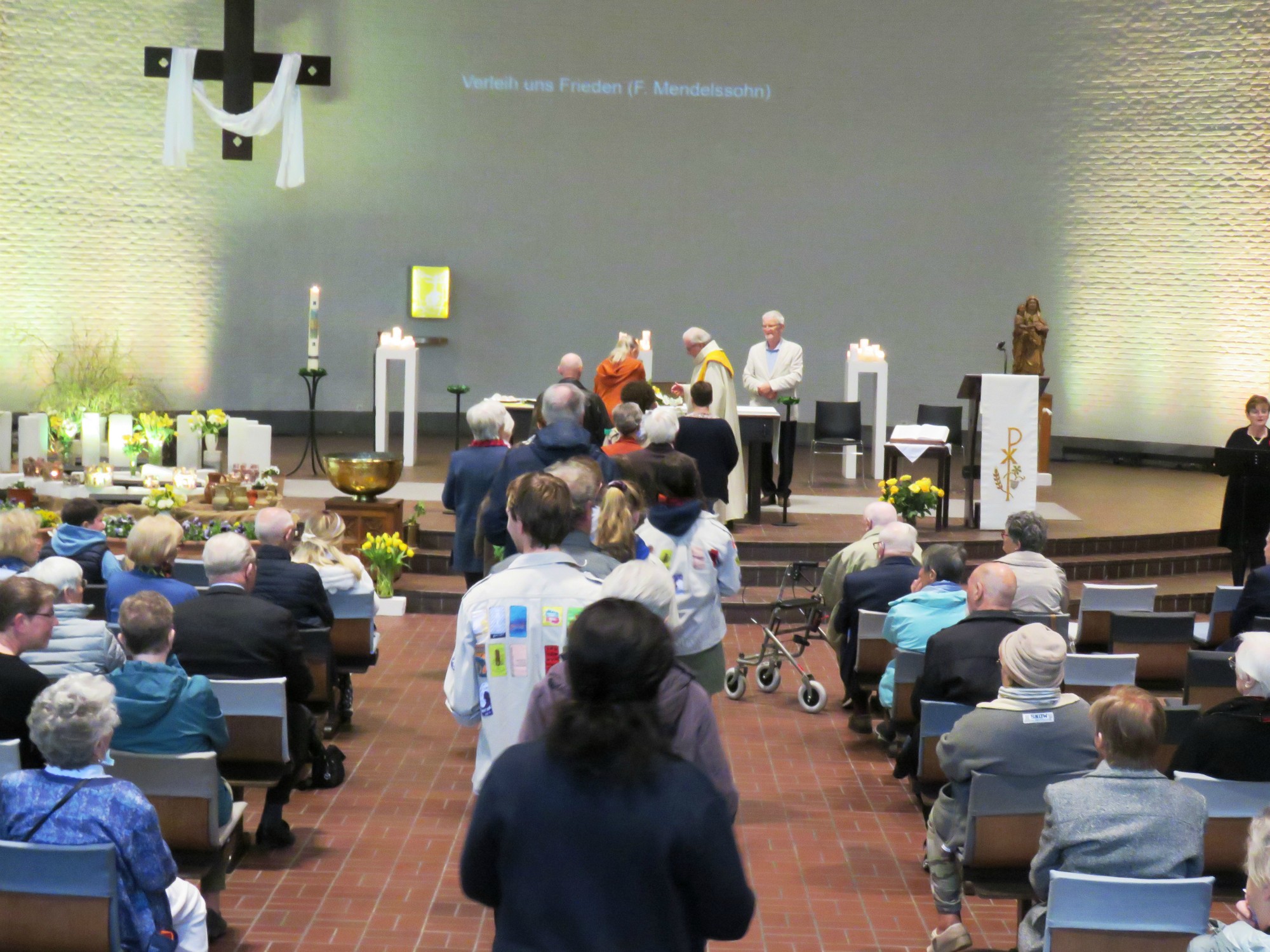 Pasen - Scouts en vele andere brengen de offergaven aan