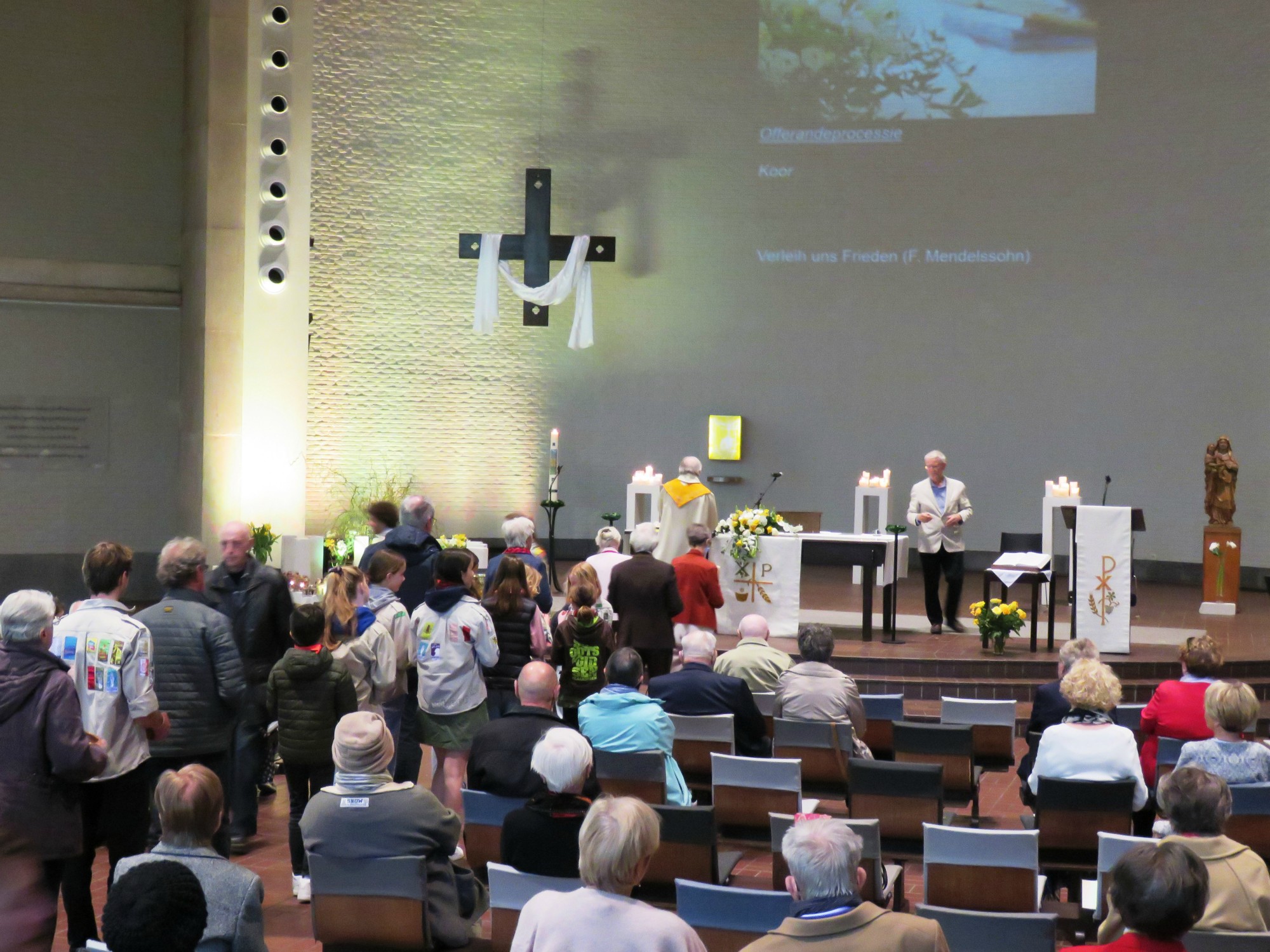 Pasen - Scouts en vele andere brengen de offergaven aan