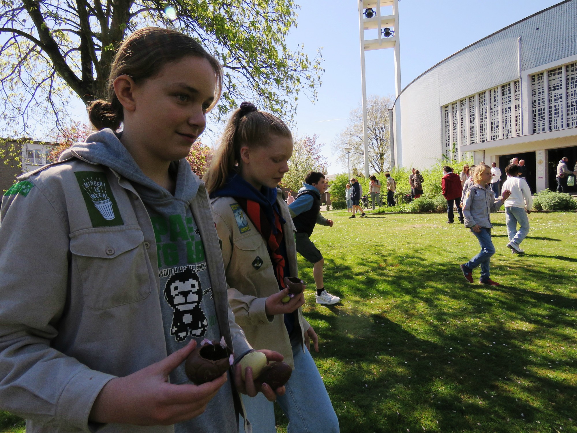 Pasen - Paaseieren rapen na de viering door de velen kinderen
