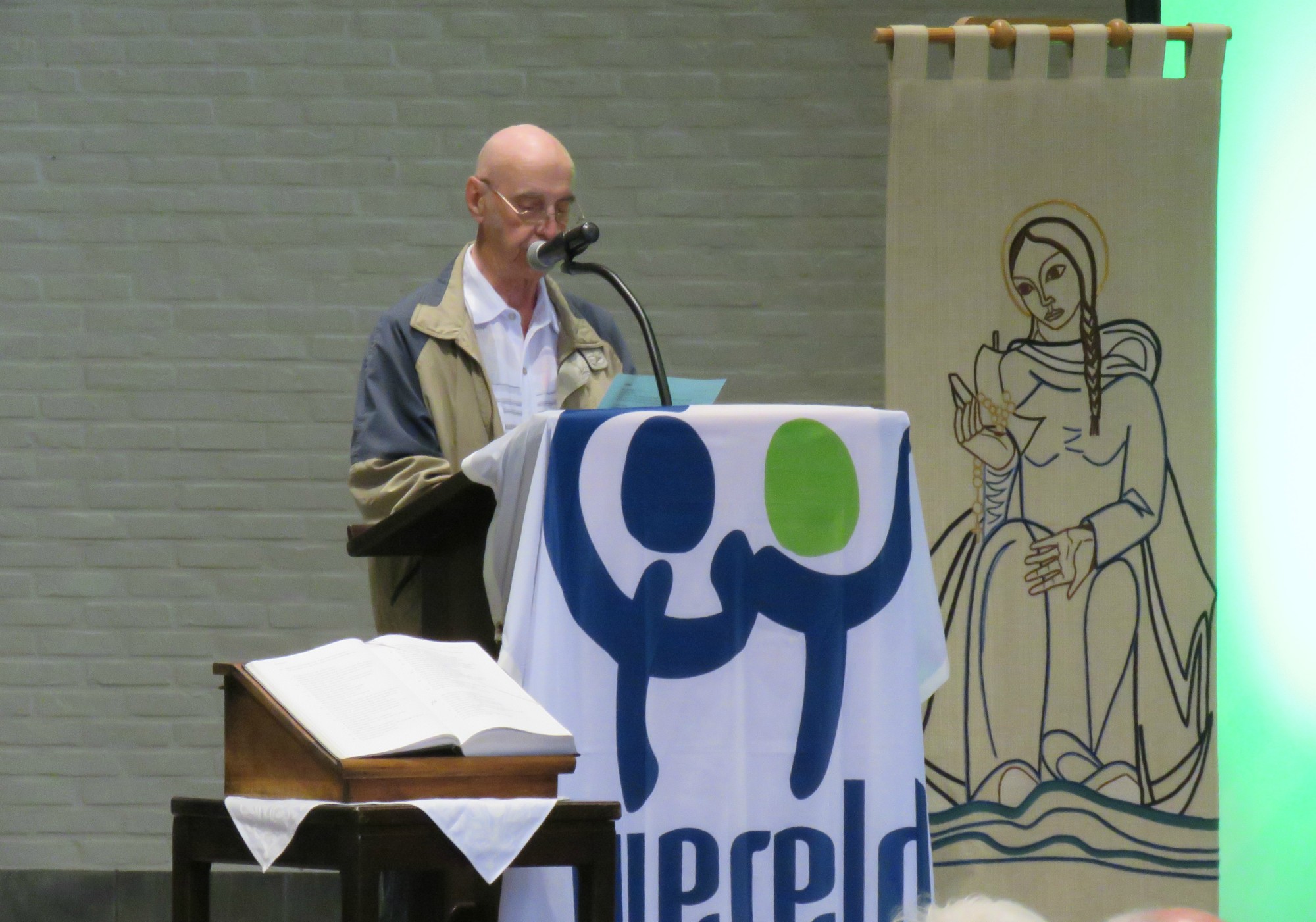 Viering Rerum Novarum - Receptie met deelmoment na de viering voor de Sint-Anna-ten-Drieënkerk, Antwerpen Linkeroever