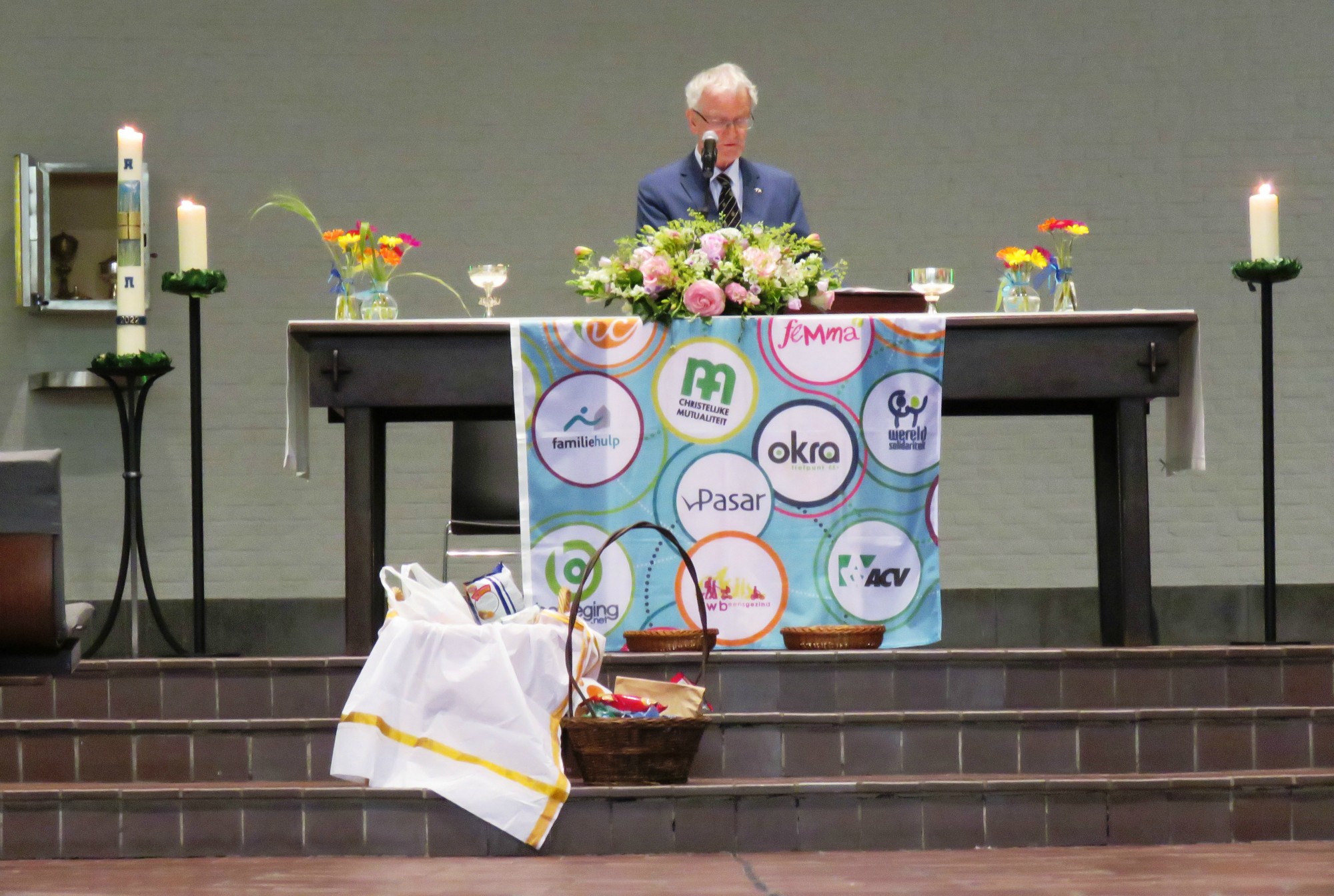 Viering Rerum Novarum - De gaven staan voor het altaar