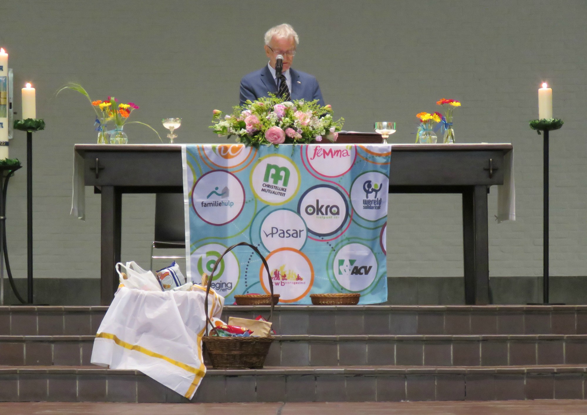 Viering Rerum Novarum - De gaven staan voor het altaar