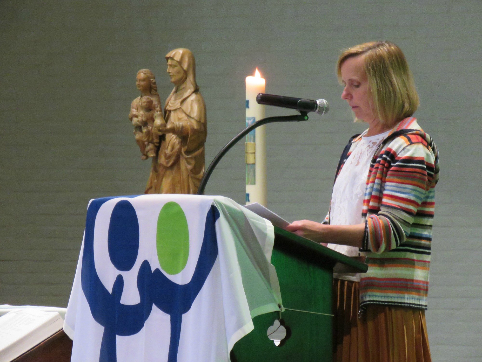 Viering Rerum Novarum - Receptie met deelmoment na de viering voor de Sint-Anna-ten-Drieënkerk, Antwerpen Linkeroever