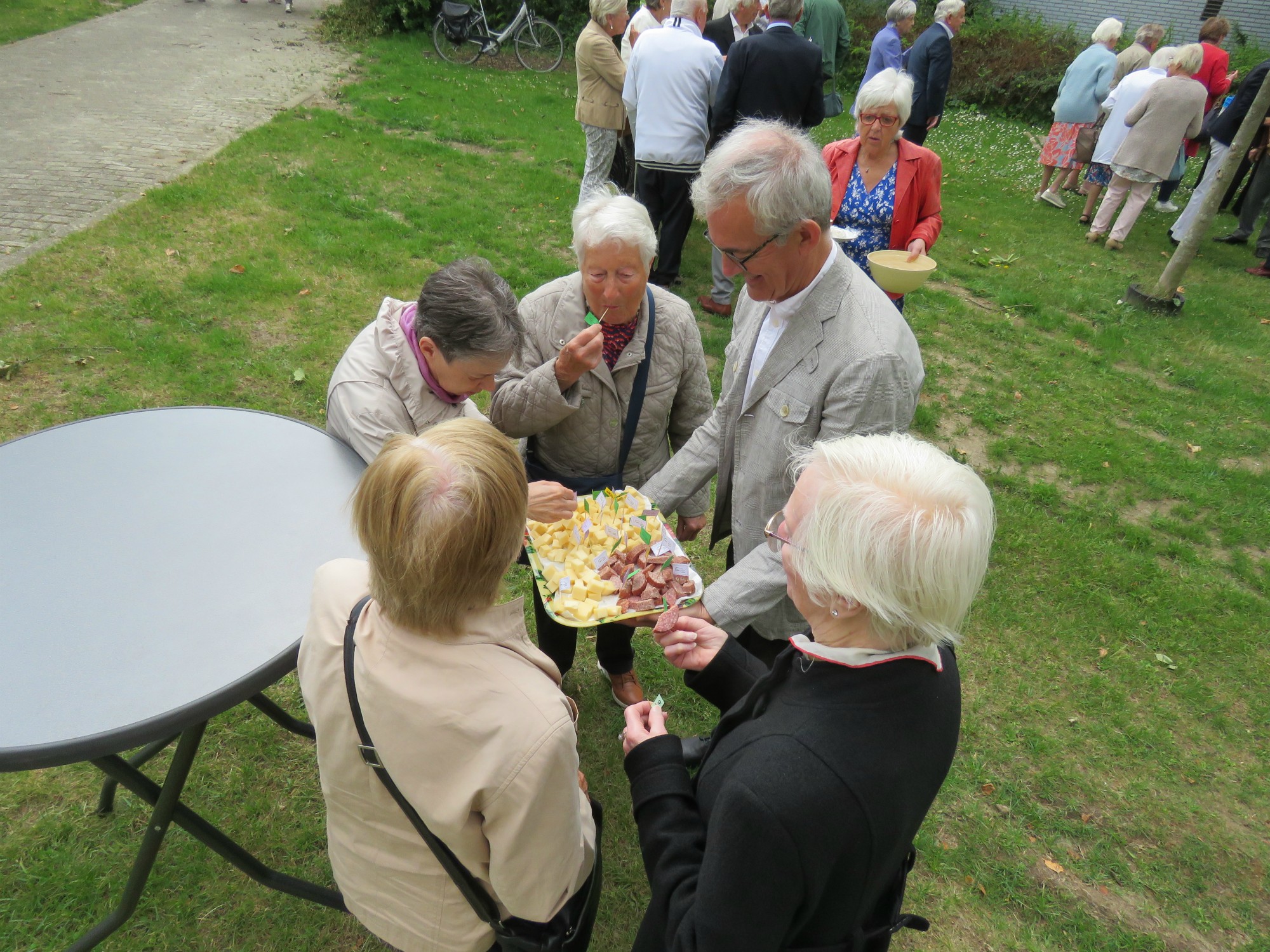 Viering Rerum Novarum - Receptie met deelmoment na de viering voor de Sint-Anna-ten-Drieënkerk, Antwerpen Linkeroever
