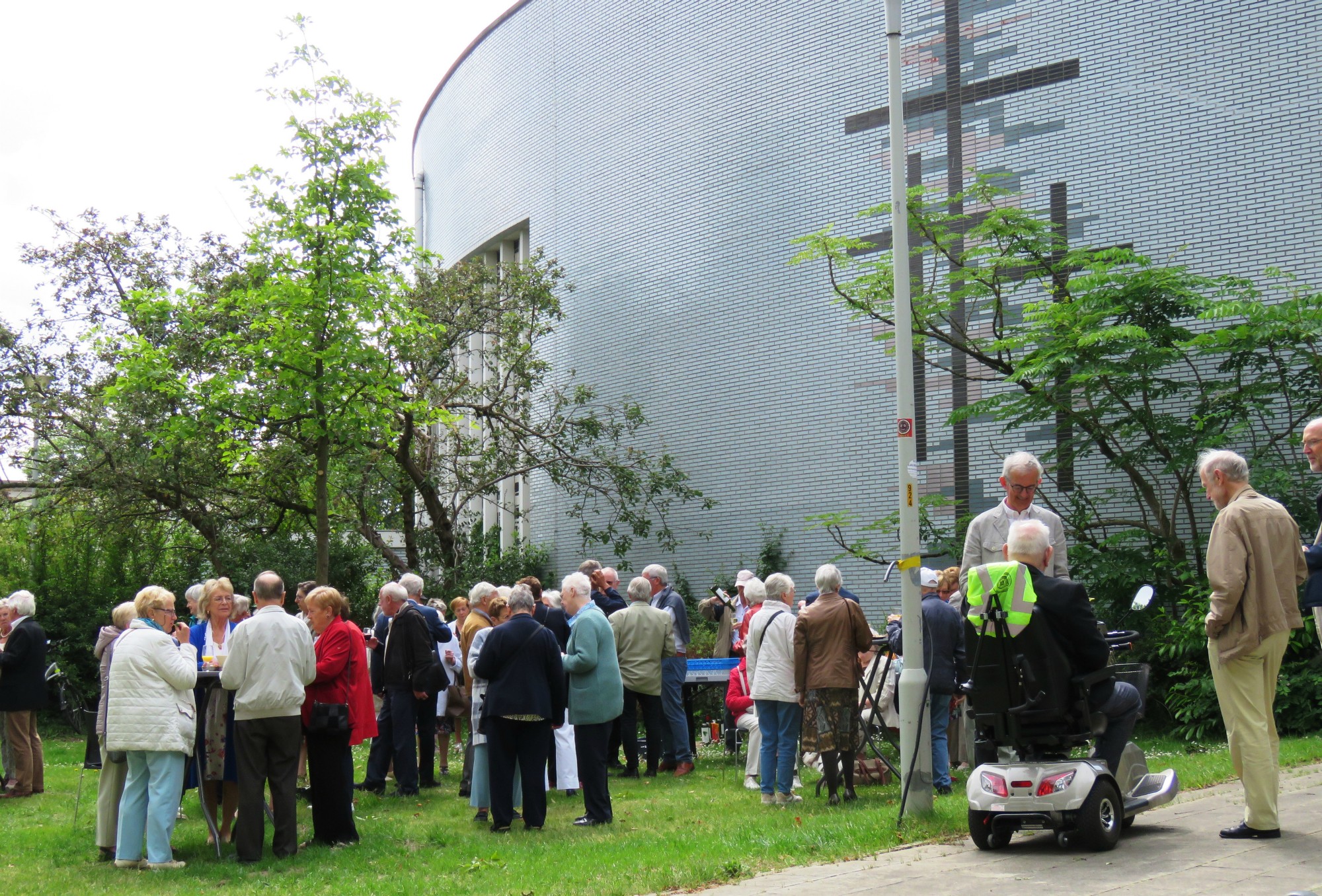 Viering Rerum Novarum - Receptie met deelmoment na de viering voor de Sint-Anna-ten-Drieënkerk, Antwerpen Linkeroever