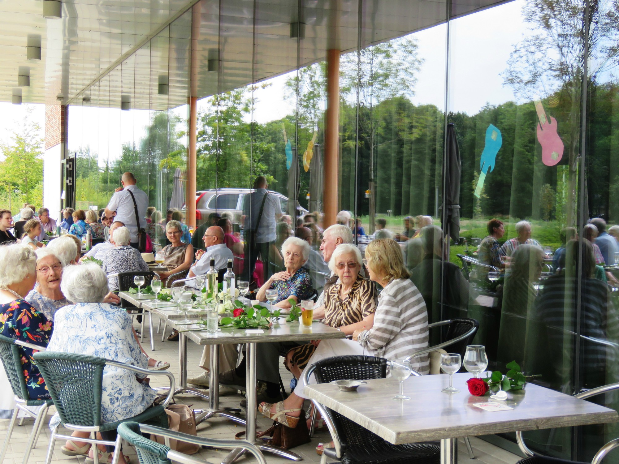 Het cafetaria was open en bracht vele mensen nog bij elkaar