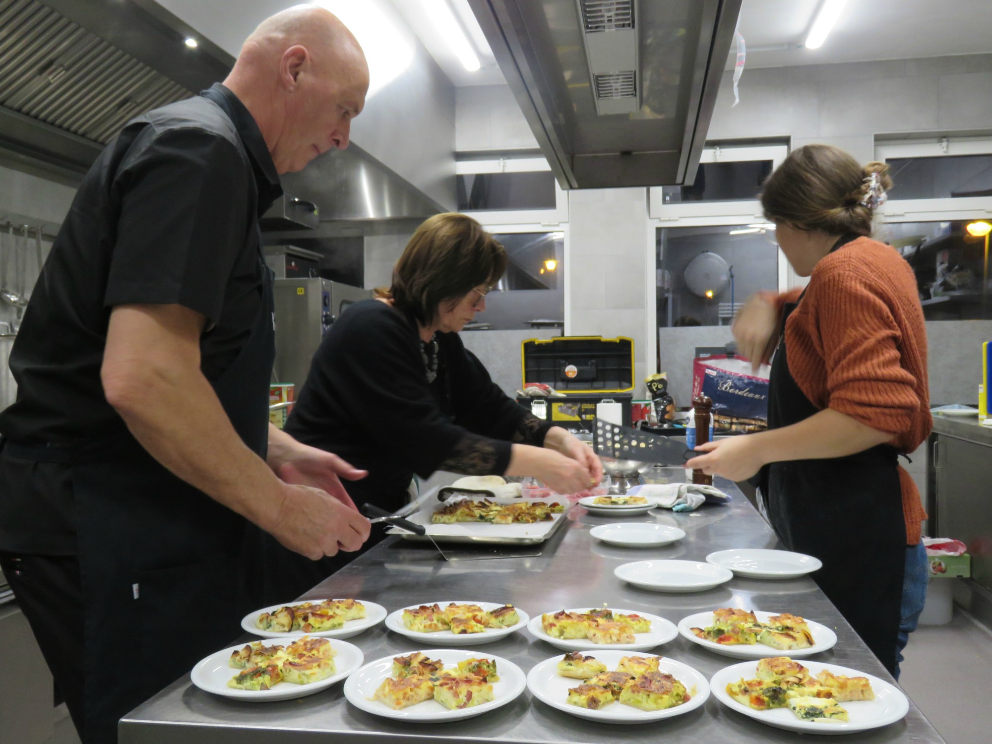 Chef Peter Kips met zijn ploeg hard aan het werk