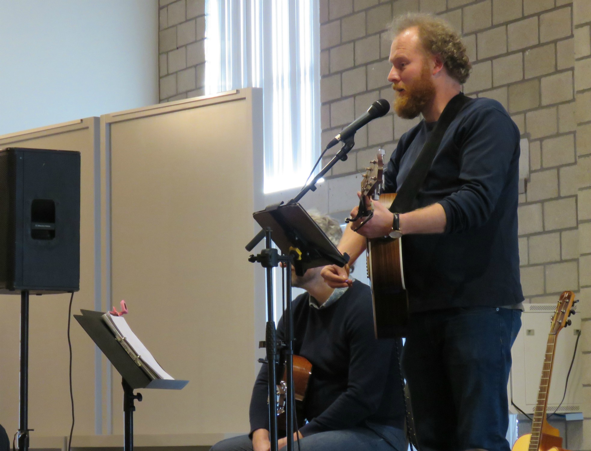 Een heel gemaakt optreden door optreden van troubadour Koen Dewulf met een collega muzikant - Sint-Anneke Centrum - Antwerpen Linkeroever