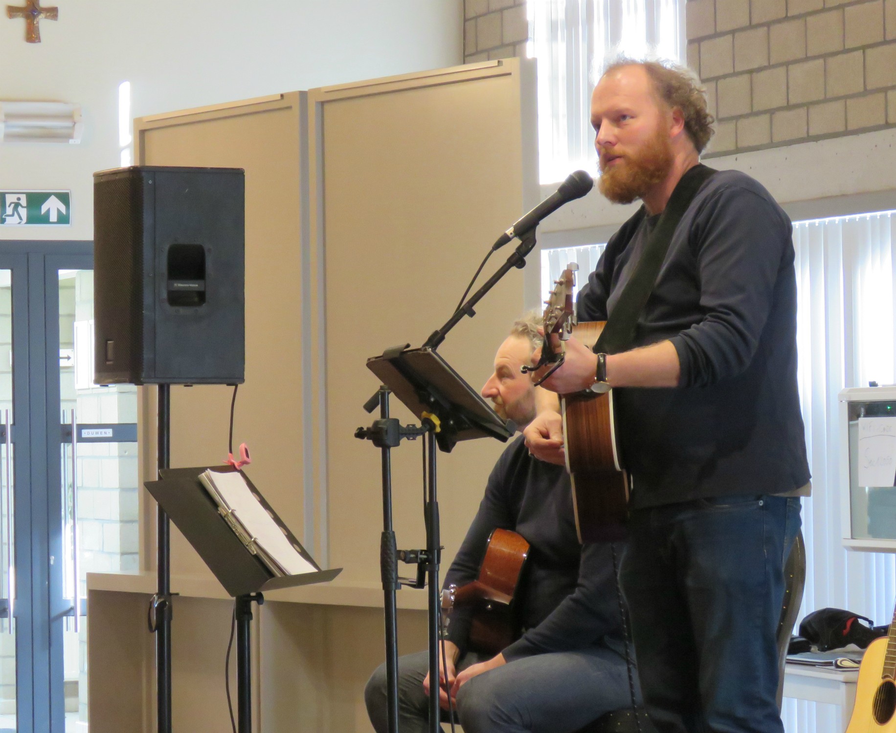 Vrijwilligersfeest Sint-Anna-ten-Drieënparochie 2023 - Taart en koffie - Geanimeerd optreden van troubadour Koen Dewulf met een collega muzikant - Sint-Anneke Centrum - Antwerpen Linkeroever