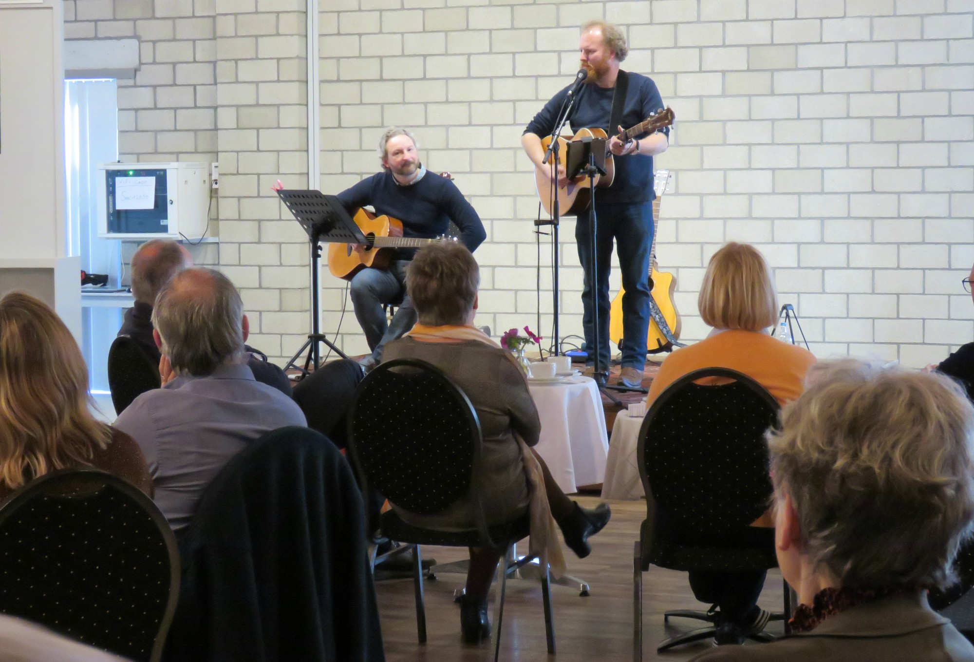 Vrijwilligersfeest Sint-Anna-ten-Drieënparochie 2023 - Taart en koffie - Geanimeerd optreden van troubadour Koen Dewulf met een collega muzikant - Sint-Anneke Centrum - Antwerpen Linkeroever