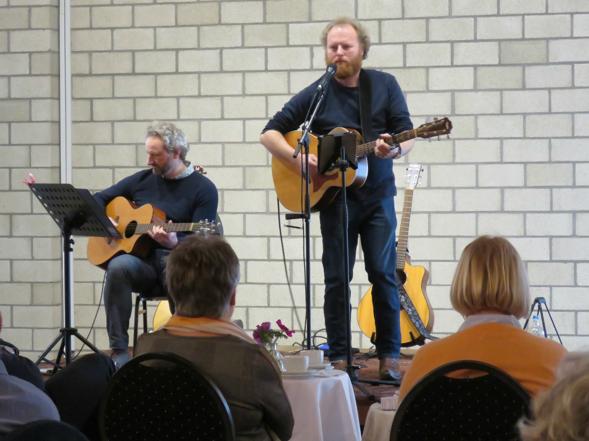 Een heel gemaakt optreden door optreden van troubadour Koen Dewulf met een collega muzikant - Sint-Anneke Centrum - Antwerpen Linkeroever