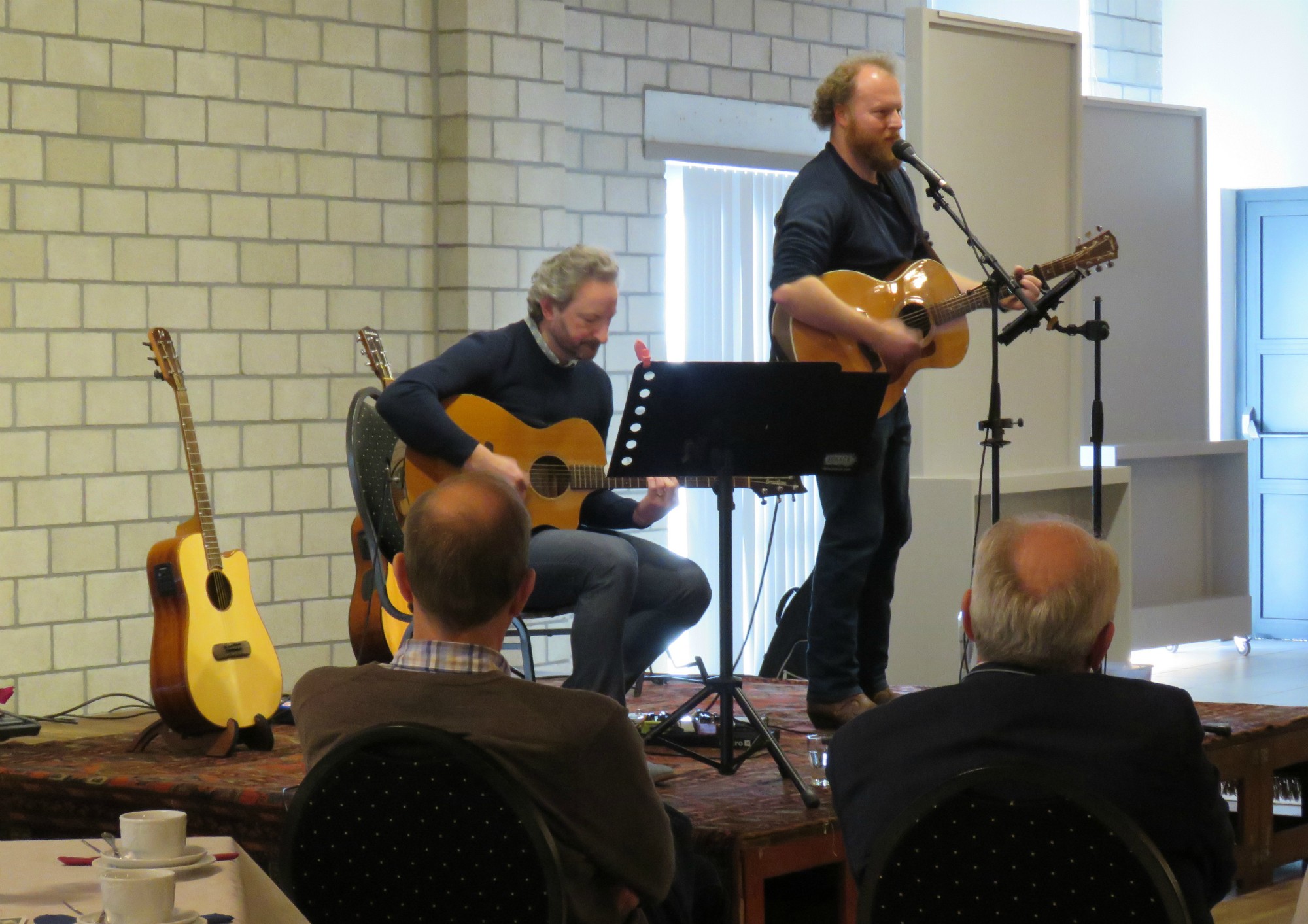 Vrijwilligersfeest Sint-Anna-ten-Drieënparochie 2023 - Taart en koffie - Geanimeerd optreden van troubadour Koen Dewulf met een collega muzikant - Sint-Anneke Centrum - Antwerpen Linkeroever