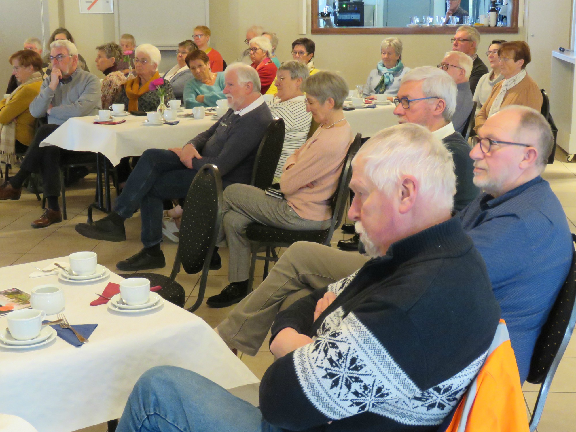 Vrijwilligersfeest Sint-Anna-ten-Drieënparochie 2023 - Taart en koffie - Geanimeerd optreden van troubadour Koen Dewulf met een collega muzikant - Sint-Anneke Centrum - Antwerpen Linkeroever