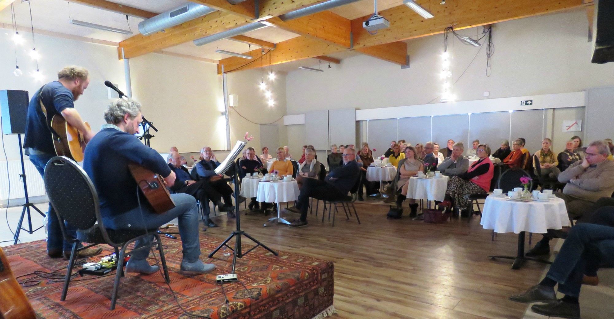 Een heel gemaakt optreden door optreden van troubadour Koen Dewulf met een collega muzikant - Sint-Anneke Centrum - Antwerpen Linkeroever