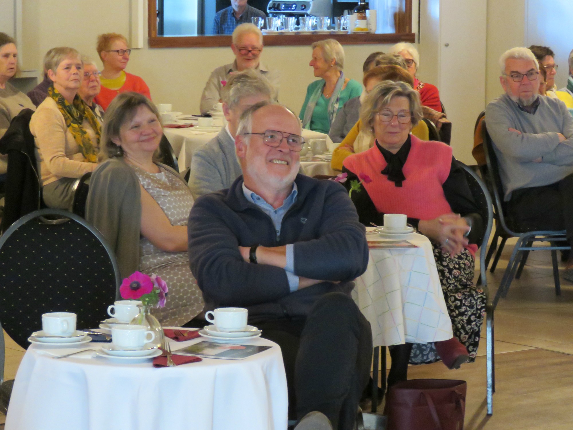 Vrijwilligersfeest Sint-Anna-ten-Drieënparochie 2023 - Taart en koffie - Geanimeerd optreden van troubadour Koen Dewulf met een collega muzikant - Sint-Anneke Centrum - Antwerpen Linkeroever